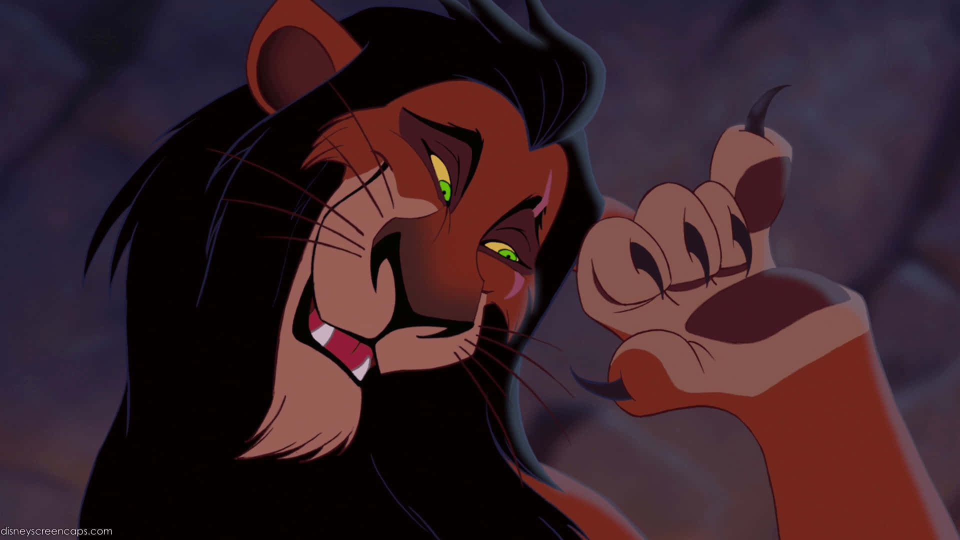 Lion King Scar 桌布 壁紙 — 一隻帶有發光綠色眼睛和深色鬃毛的威脅性動畫獅子，咆哮著舉起帶爪的爪子做出威脅姿態。