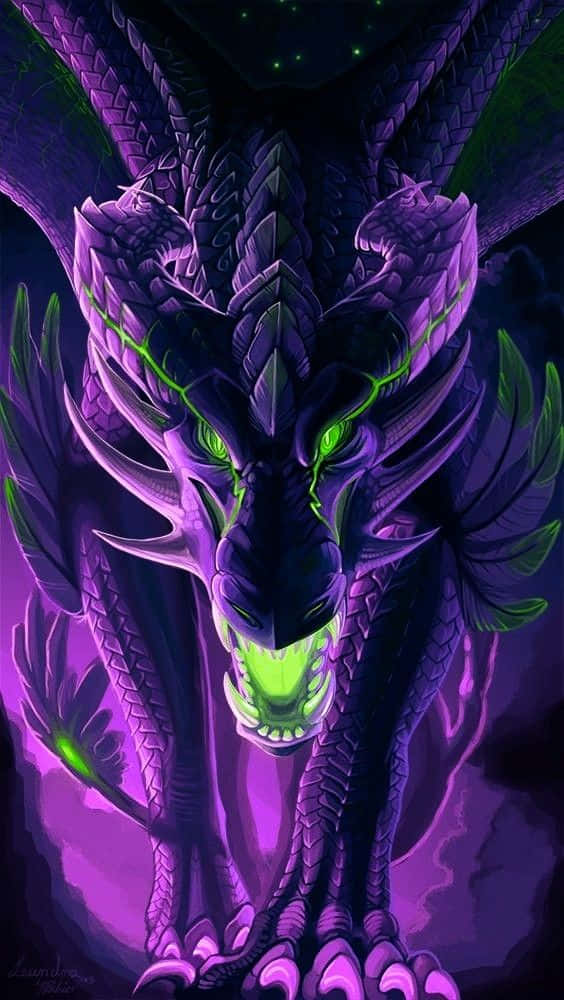 Neon Green And Purple 桌布 壁紙 — 一隻帶有發光綠色眼睛和牙齒的兇猛紫色巨龍，在黑暗的星空下若隱若現。