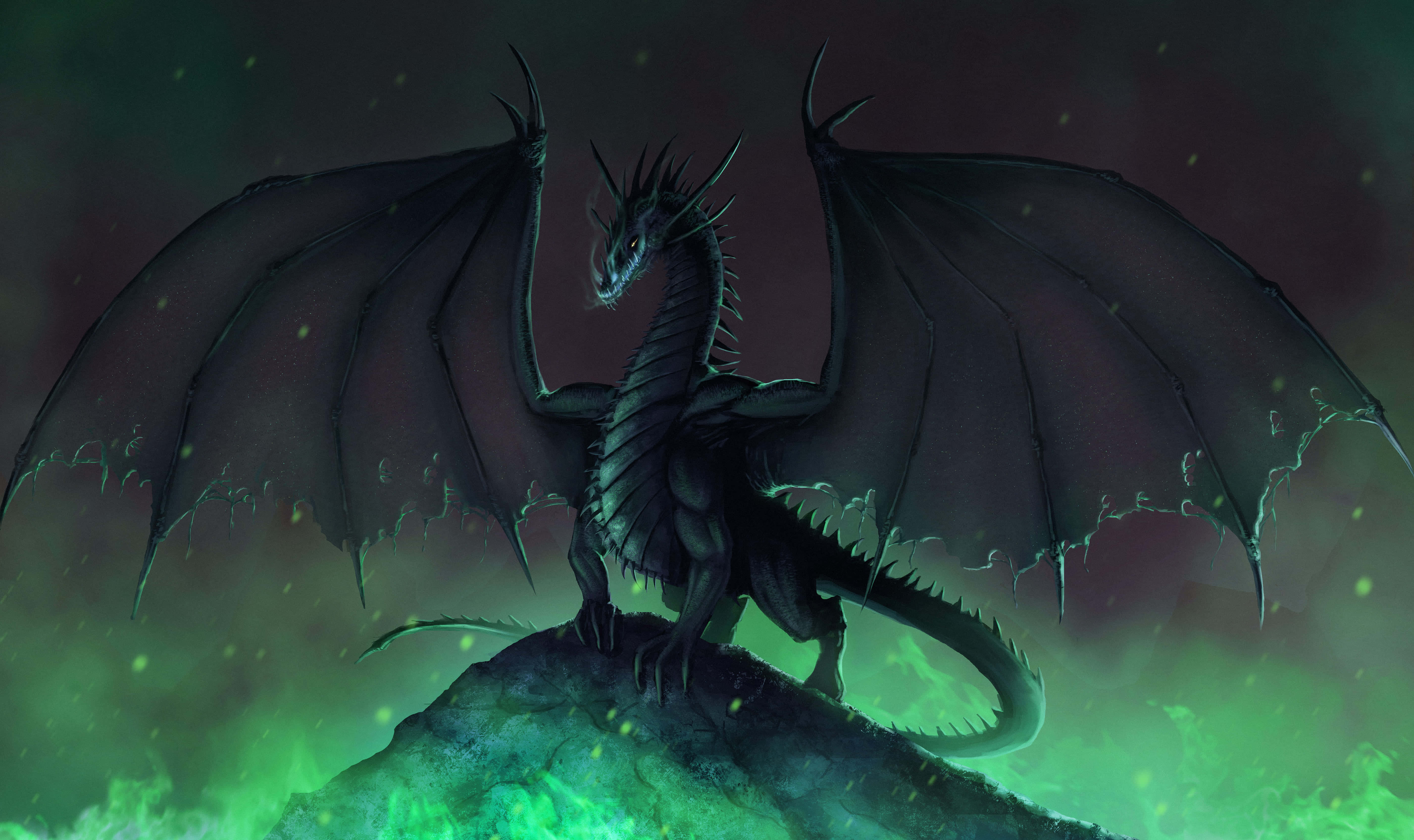 Mythical Dragon 桌布 壁紙 — 一隻帶有發光綠色眼睛的威脅性黑色巨龍，棲息在岩石山峰上，周圍環繞著旋轉的綠色迷霧和漂浮的餘燼。