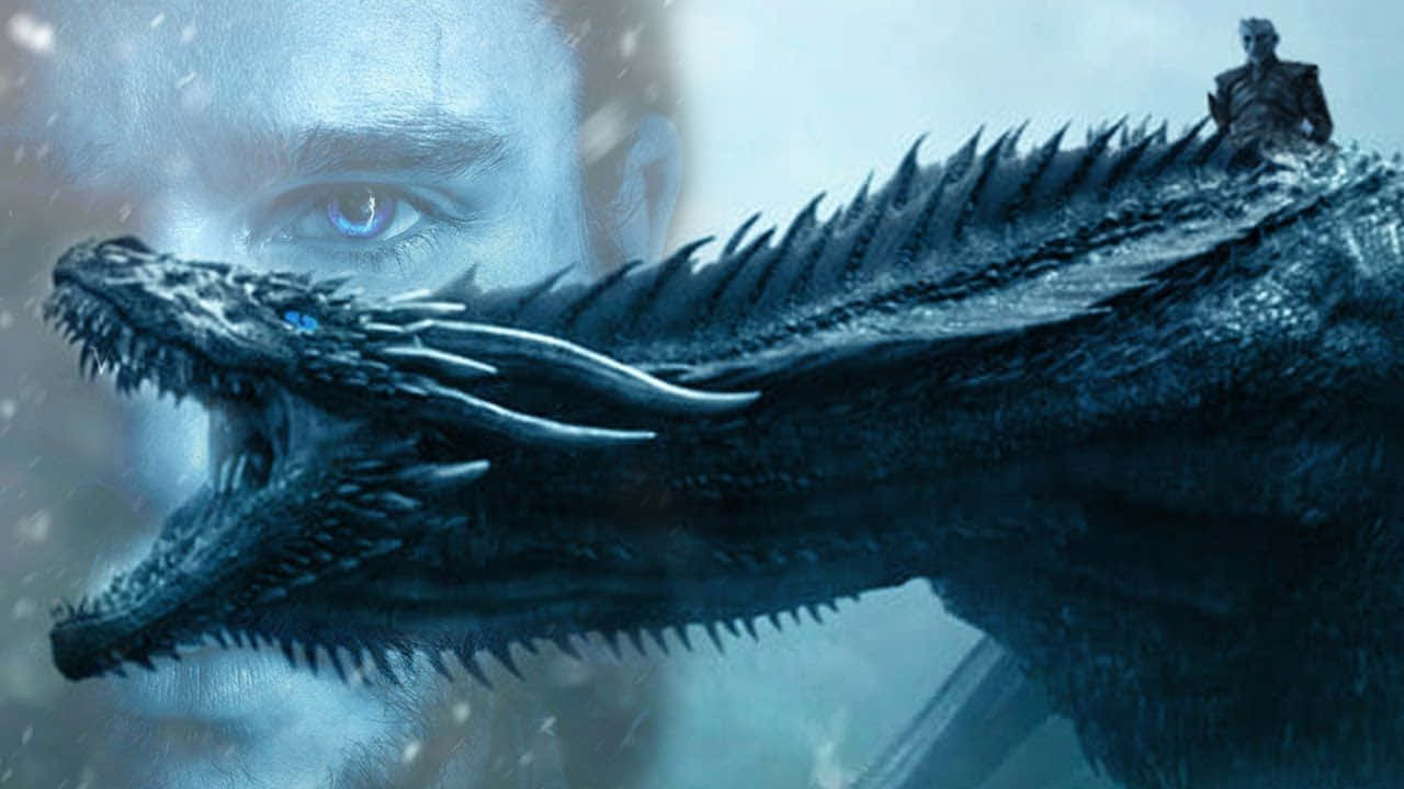 dracarys 桌布 壁紙 — 一隻帶有發光藍色眼睛的威脅性黑龍在雪景中咆哮，背景中浮現出幽靈般的人臉和騎手。