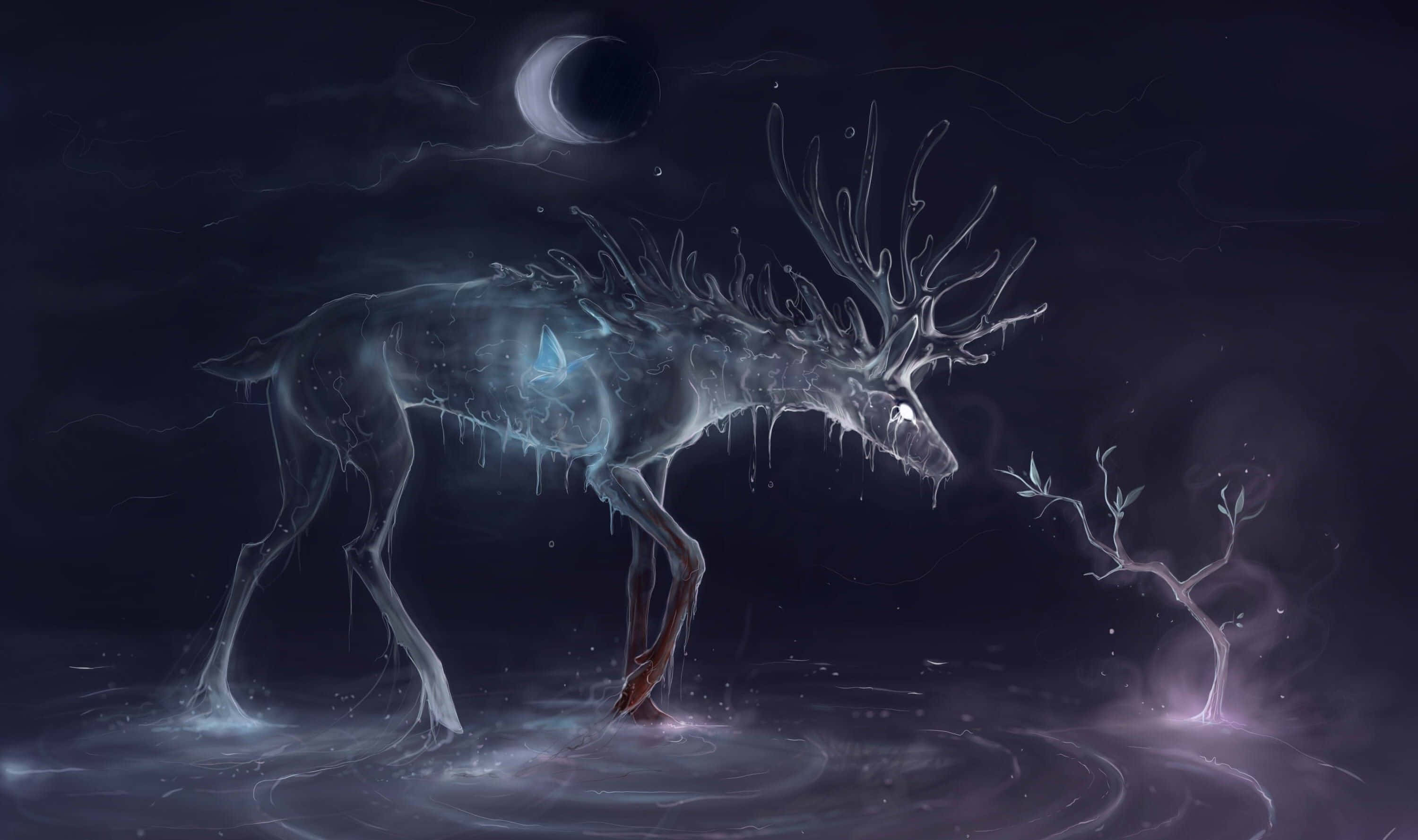Cool Deer 桌布 壁紙 — 一隻帶有發光藍色靜脈和滴落鹿角的幽靈鹿站在新月下的黑暗水中。