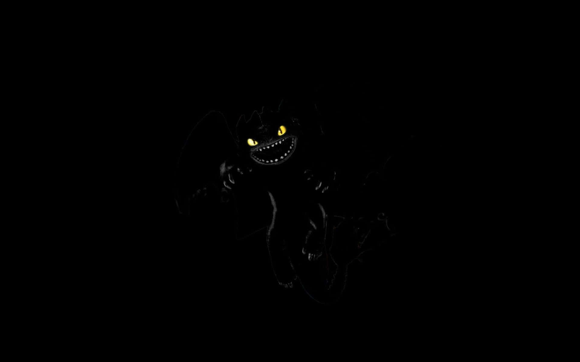 Dark Creature 桌布 壁紙 — 一隻帶有發光黃色眼睛和鋒利牙齒的兇猛黑龍，從完全的黑暗中出現。