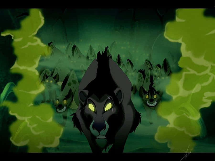 Lion King Scar 桌布 壁紙 — 一隻帶有發光黃色眼睛的威脅性黑獅帶領一群鬣狗穿過夜晚霧氣瀰漫的綠色叢林。
