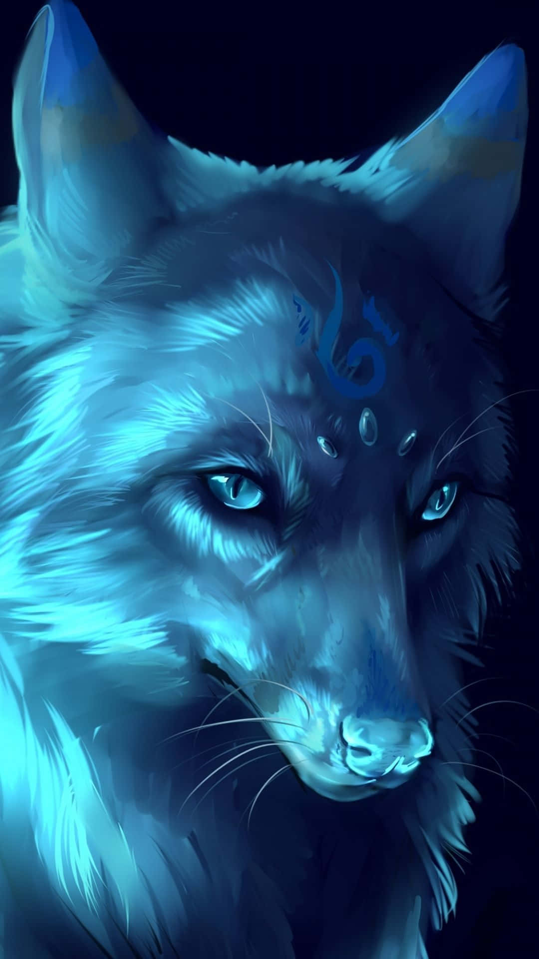 Wolf Aesthetic 桌布 壁紙 — 一隻帶有神秘標記的發光藍色狼，在黑暗背景下專注地凝視。