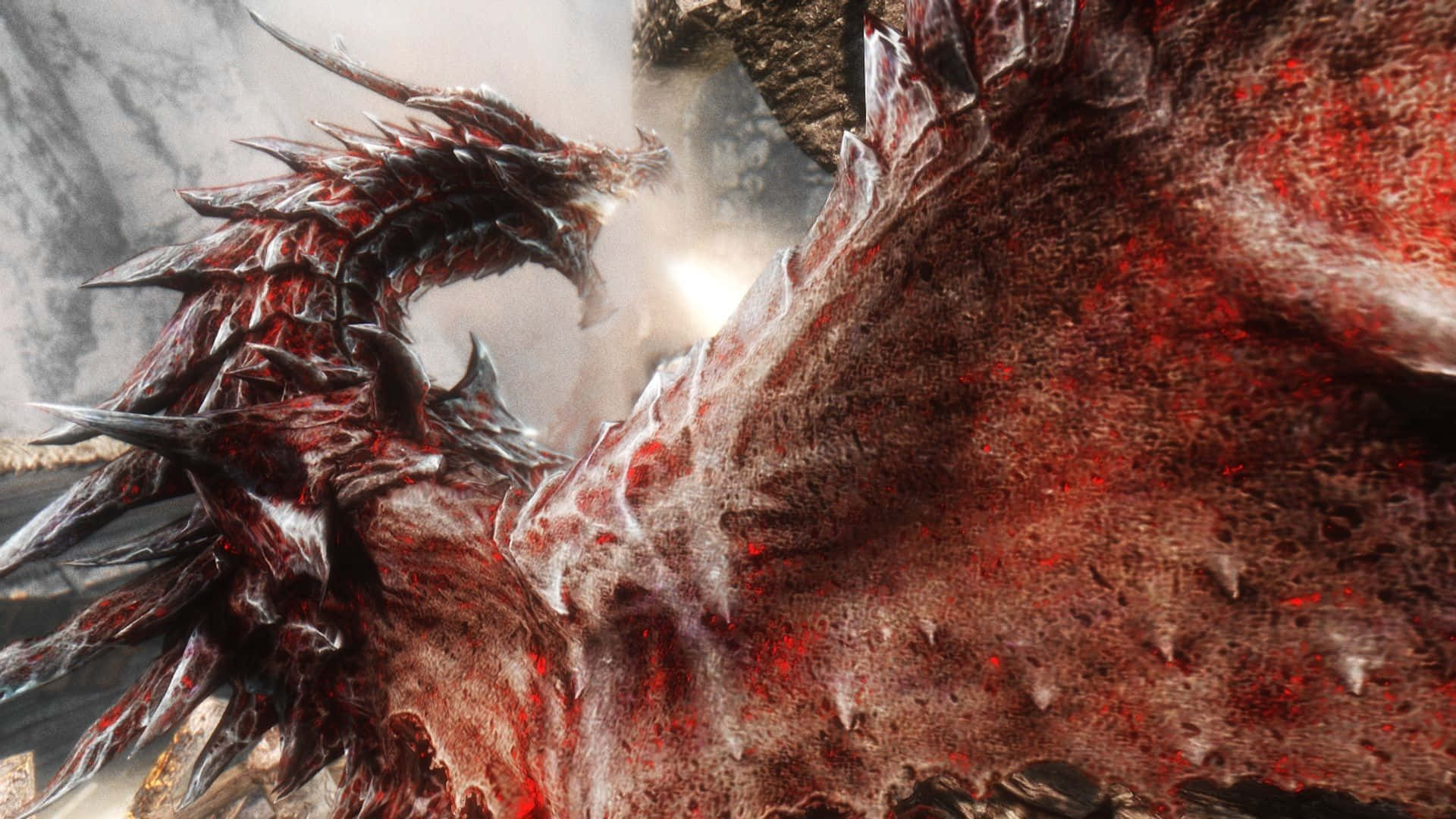 Skyrim Alduin 桌布 壁紙 — 一隻帶有紅色和黑色鱗片的威脅性尖刺龍在霧氣瀰漫的岩石環境中向前猛撲。