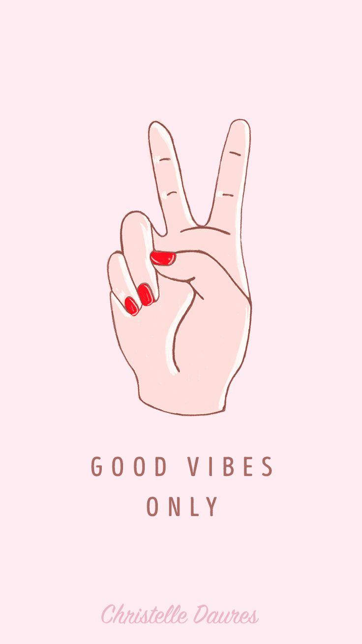 Cool Vibes 桌布 壁紙 — 一隻帶有紅色指甲的手在柔和的粉紅色背景上做出和平手勢，並帶有文字 good vibes only 的極簡插圖。