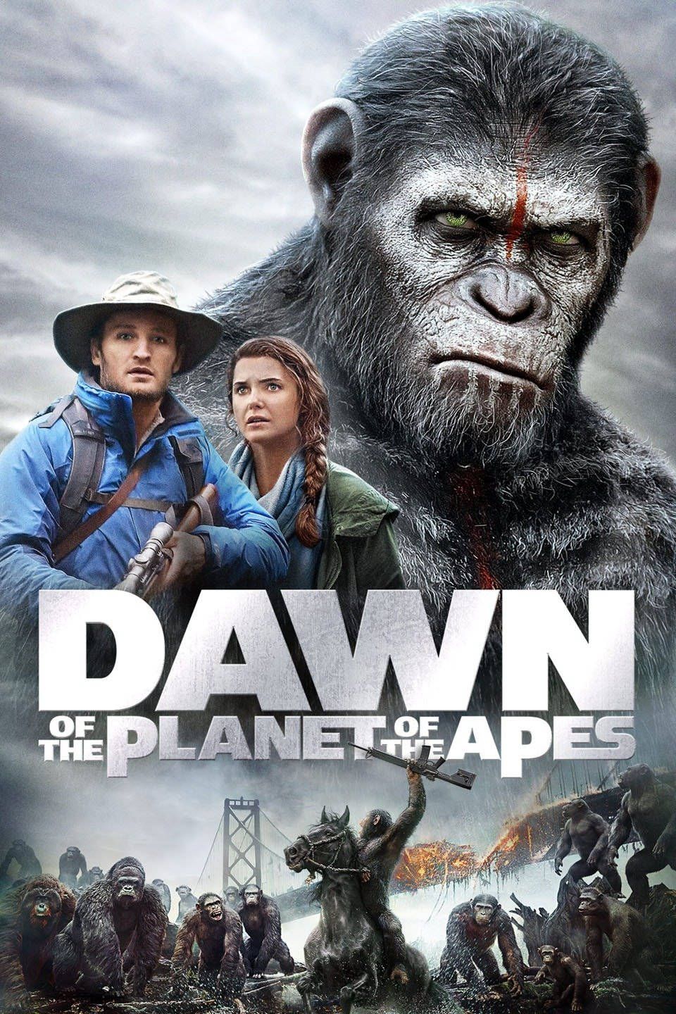 planet of the apes 桌布 壁紙 — 一隻帶有紅色疤痕的巨大猩猩俯視著，人類和猩猩在風暴天空下燃燒的橋樑附近衝突。