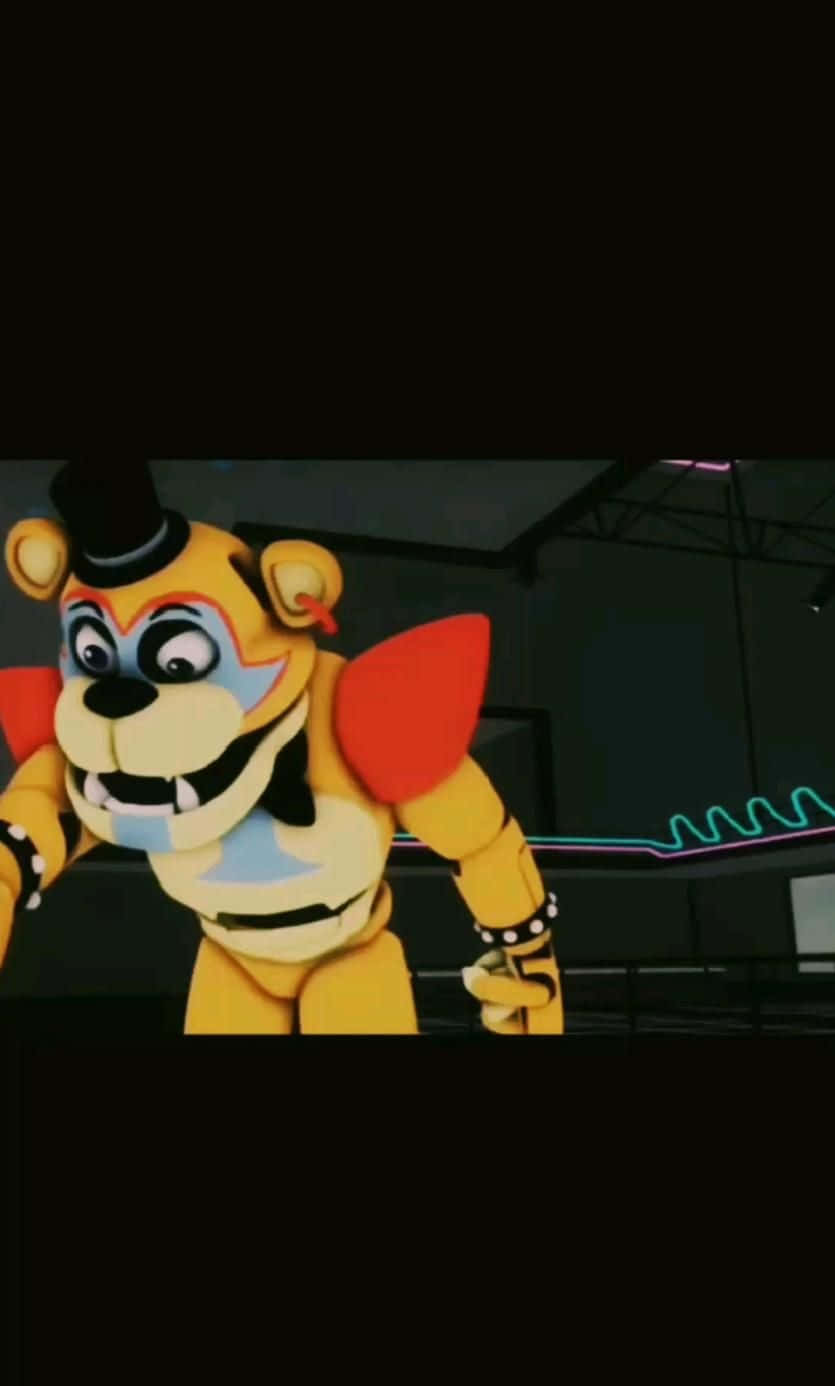 Fnaf Characters 桌布 壁紙 — 一隻帶有紅色耳朵和高帽的威脅性黃色電子熊在黑暗的街機環境中凝視。