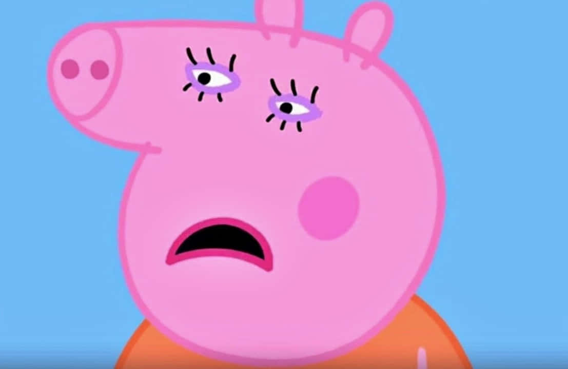 Mummy Pig 桌布 壁紙 — 一隻帶有紫色睫毛的卡通豬在純藍色背景上看起來很悲傷。