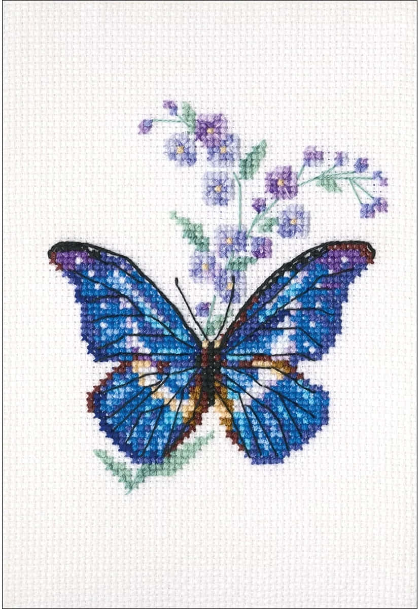 Butterfly Stitch 桌布 壁紙 — 一隻帶有紫色點綴的鮮豔藍色蝴蝶，在白色十字繡布料上，停靠在精緻的紫色花朵旁邊。