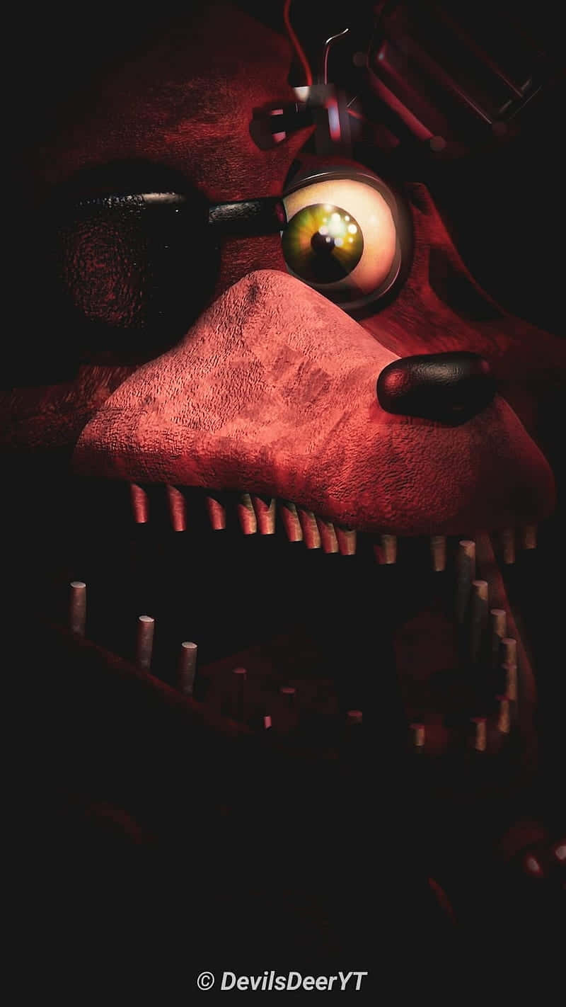 Fnaf Foxy 桌布 壁紙 — 一隻帶有綠色發光眼睛和鋒利牙齒的紅色機械熊在黑暗中兇狠地凝視。