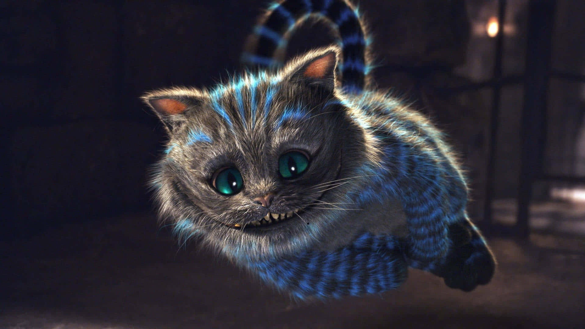 Alice Wonderland Aesthetic 桌布 壁紙 — 一隻帶有綠色發光眼睛的奇幻藍色條紋貓咪，在昏暗的房間中懸浮在半空，露出頑皮的笑容。