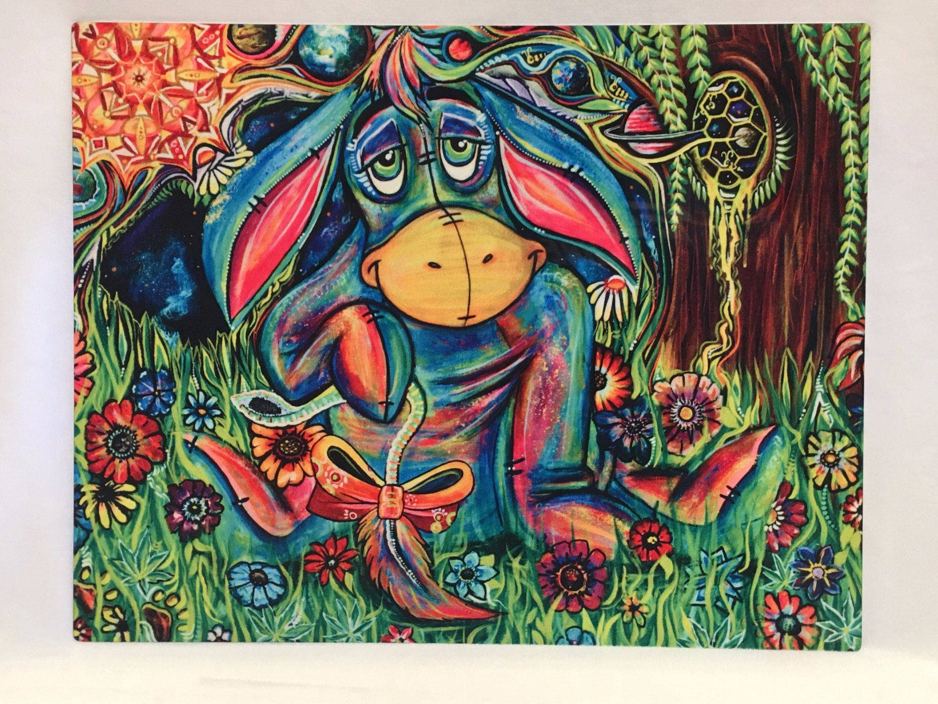 Eeyore 桌布 壁紙 — 一隻帶有縫合特徵的奇幻藍色兔子坐在色彩繽紛的花園中，周圍是鮮豔的花朵，上方是迷幻的天空。
