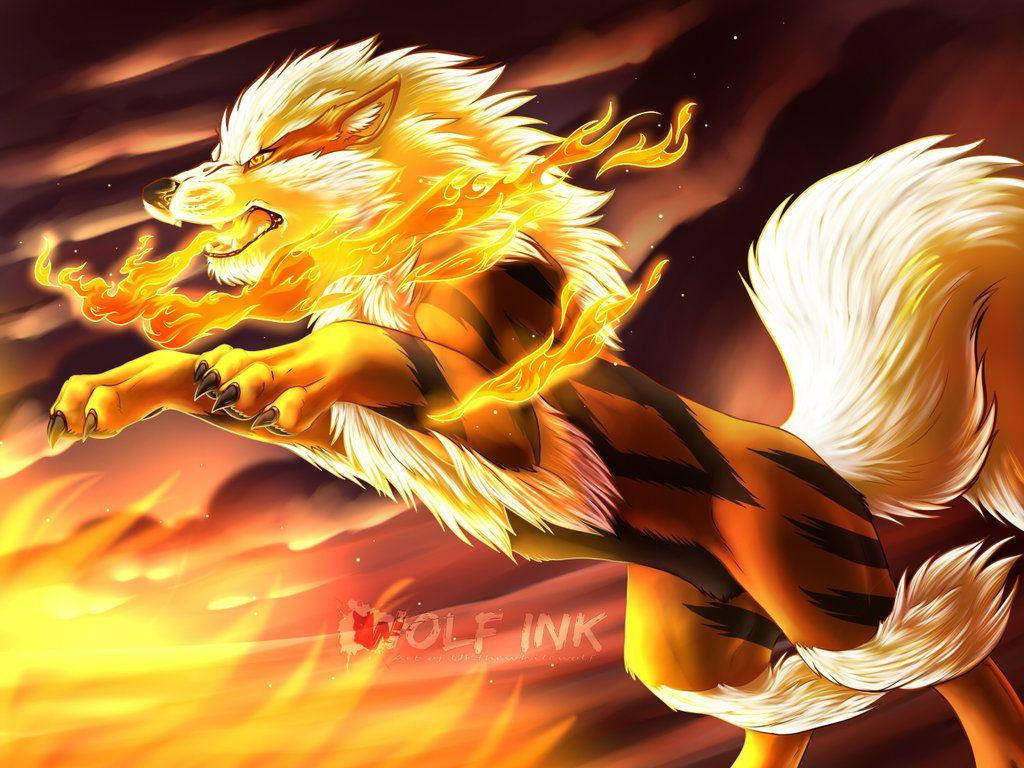 Arcanine 桌布 壁紙 — 一隻帶有老虎條紋的兇猛白狼，在煙霧瀰漫的日落天空背景下，躍過熾熱的橙色火焰。