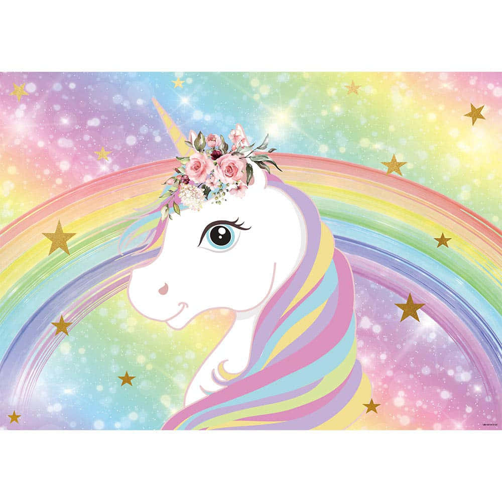 Unicorn Rainbow 桌布 壁紙 — 一隻帶有花冠和彩虹鬃毛的夢幻卡通獨角獸，在閃爍的彩虹和金色星星前優雅地彎曲。