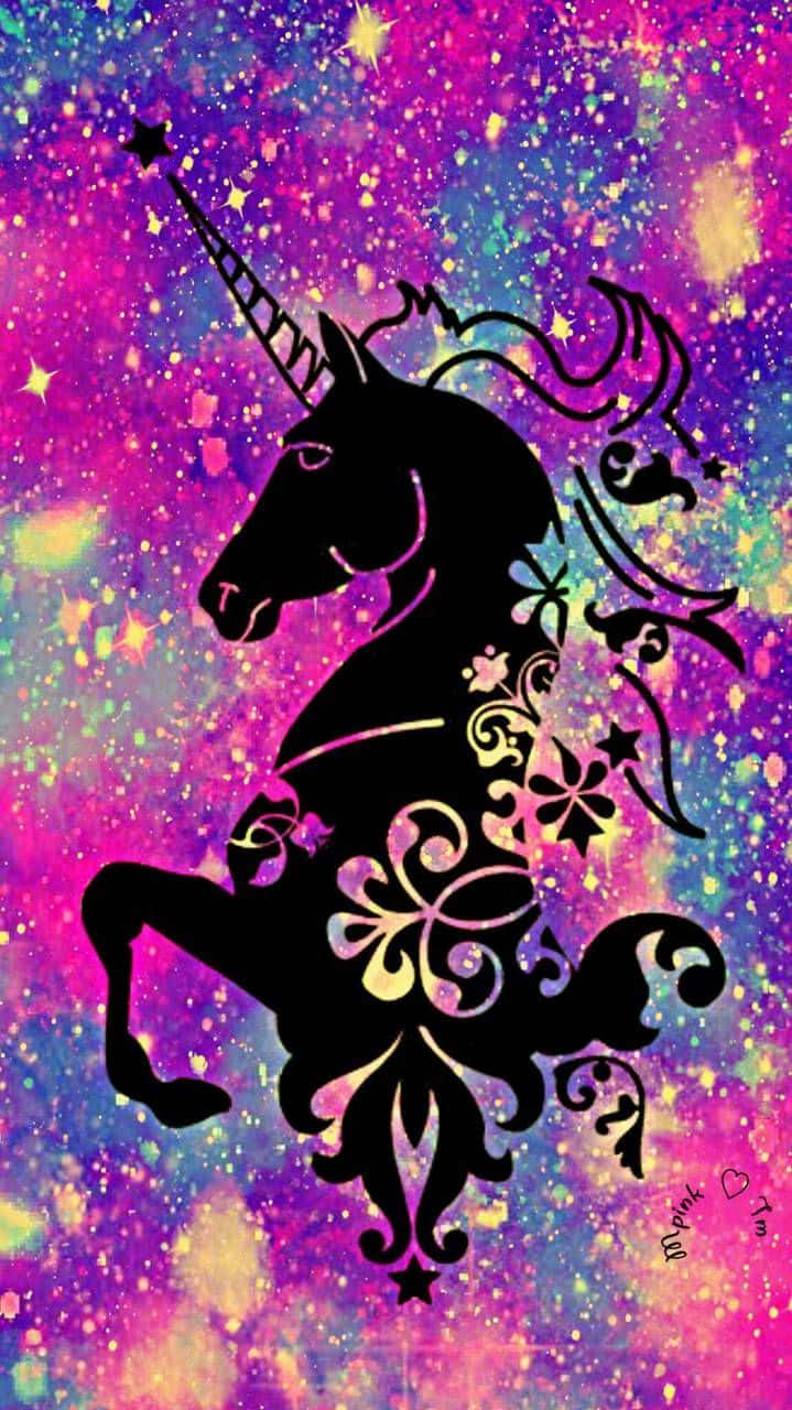 獨角獸 桌布 壁紙 — 一隻帶有華麗花卉圖案的獨角獸黑色剪影，站在充滿粉紅色、紫色和黃色星星的充滿活力的宇宙背景前。