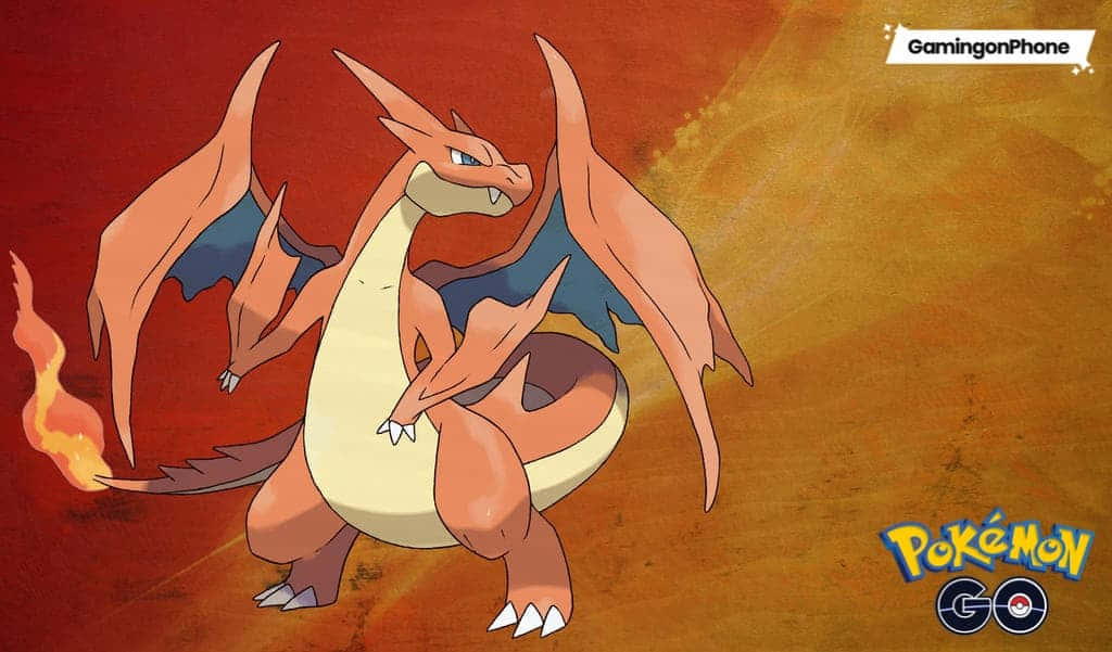 Charizard Pokemon 桌布 壁紙 — 一隻帶有藍色翼膜和火焰尾巴的火熱橙色龍，站在溫暖的漸變背景前。