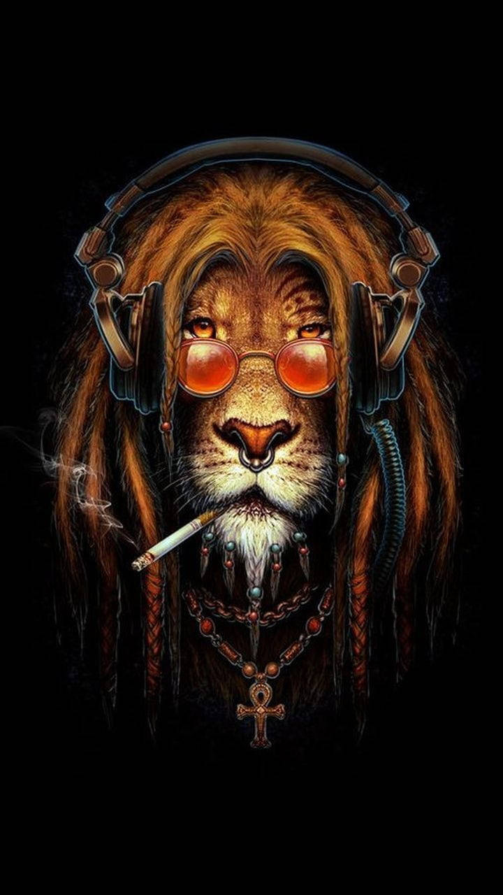 Lion Head 桌布 壁紙 — 一隻帶有辮子頭和耳機的風格化獅子在黑色背景前戴著紅色眼鏡吸煙。
