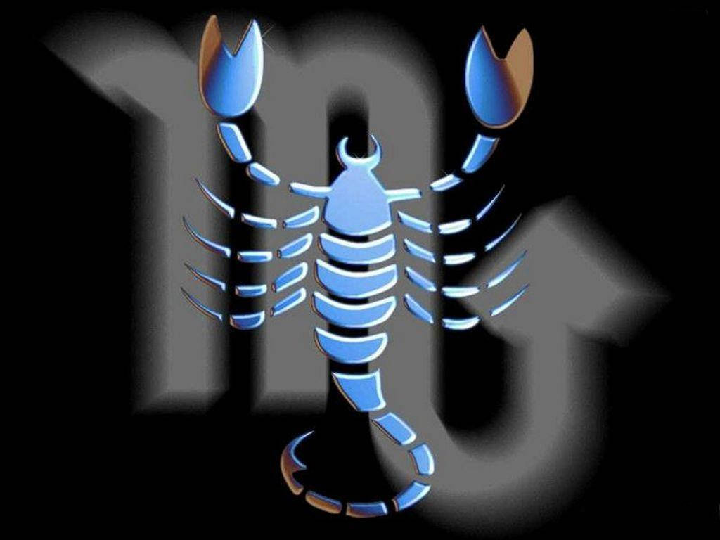 Scorpio 桌布 壁紙 — 一隻帶有金屬光澤的發光藍色蠍子，站在帶有模糊灰色文字的深色背景前。