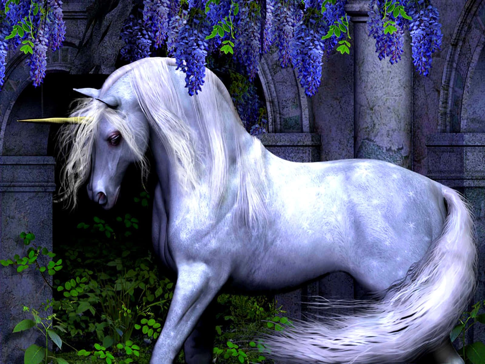 Magical Unicorn 桌布 壁紙 — 一隻帶有金色角的雄偉白色獨角獸，優雅地站在石拱門下傾瀉而下的紫色紫藤花叢中。