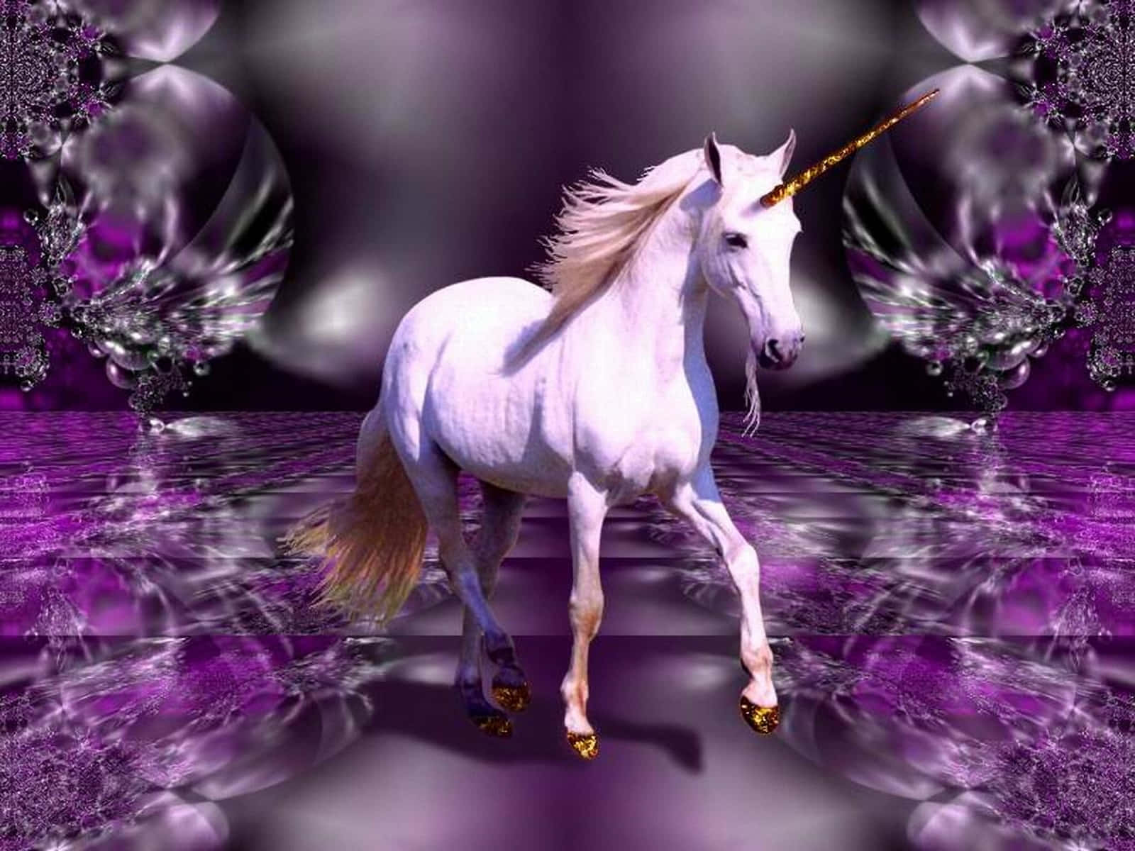 Magical Unicorn 桌布 壁紙 — 一隻帶有金色角的雄偉白色獨角獸，在閃爍的紫色反射表面上奔馳，周圍環繞著發光的水晶球體。