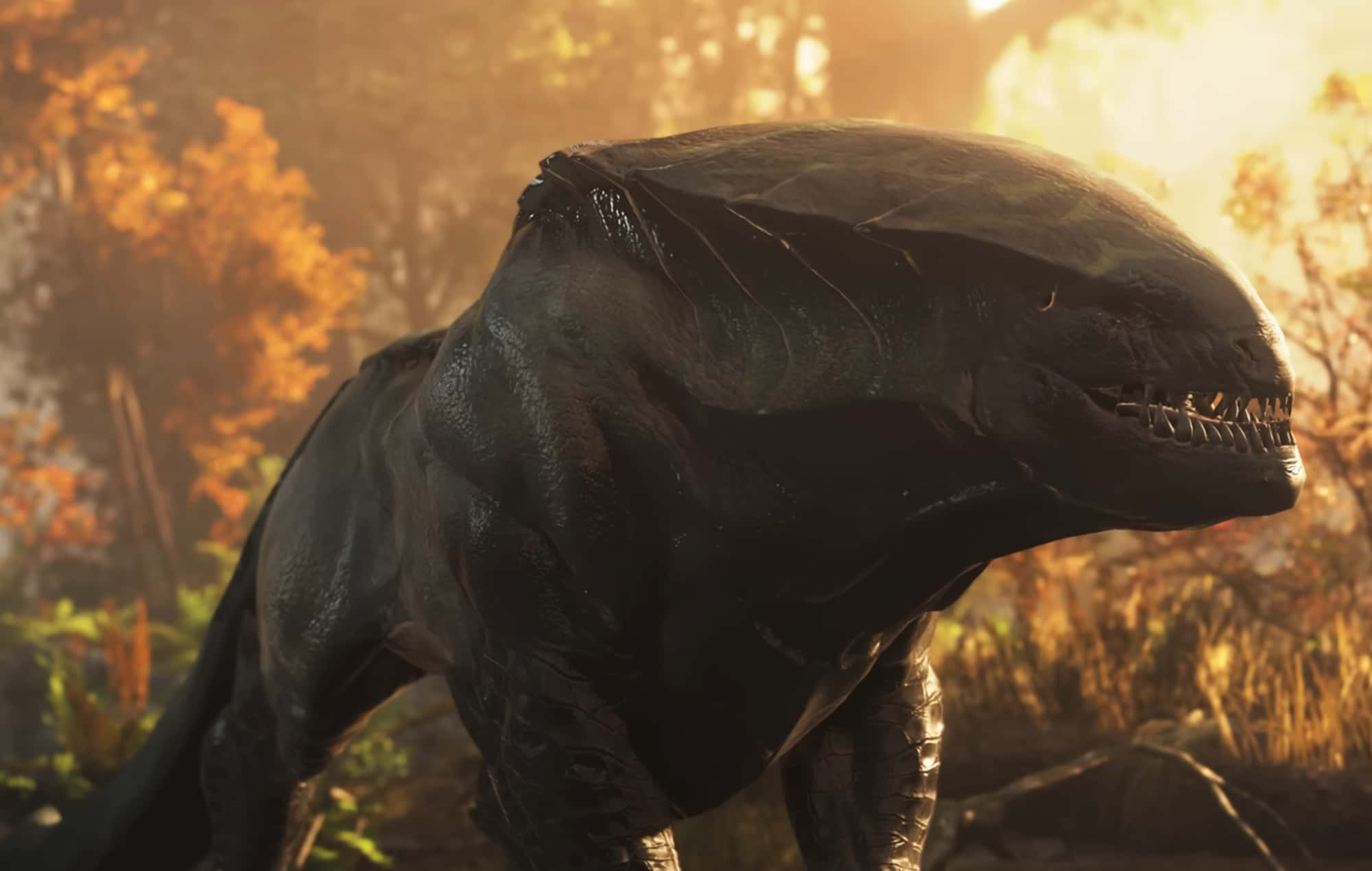 Greedfall 桌布 壁紙 — 一隻帶有鋒利牙齒、具威脅性的黑色裝甲恐龍，站在陽光明媚的秋日森林中，在金黃色樹葉的襯托下投射出陰影輪廓。