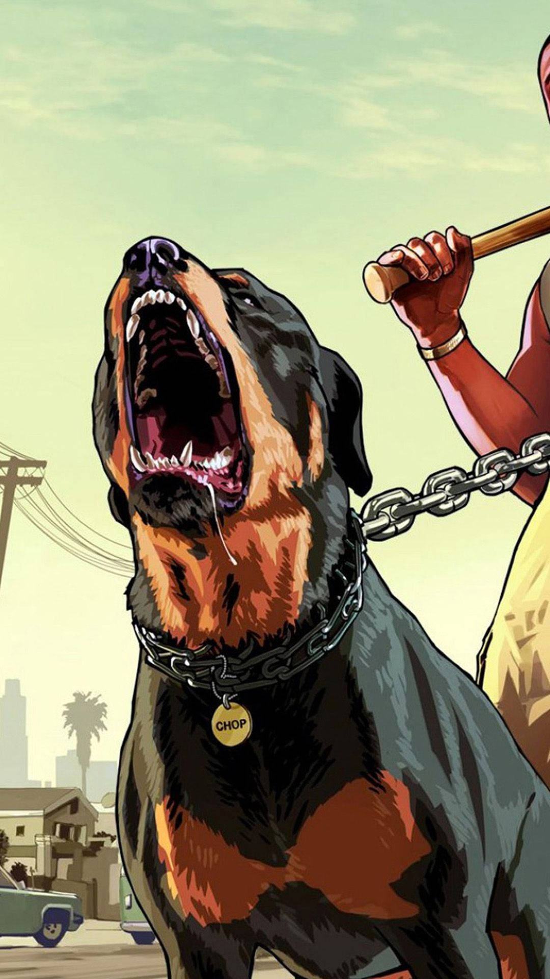 gta iPhone 桌布 壁紙 — 一隻帶有鏈條項圈的威脅性洛威拿犬猛烈吠叫，而一個人手持球棒站在牠身後，背景是粗糙的城市環境。