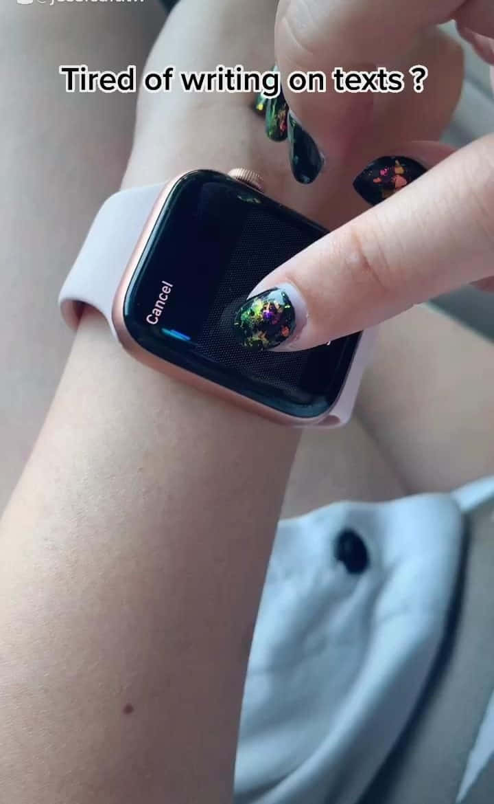 帶有閃亮指甲的手輕觸顯示取消的智慧手錶螢幕。 — Apple Watch 動態 壁紙