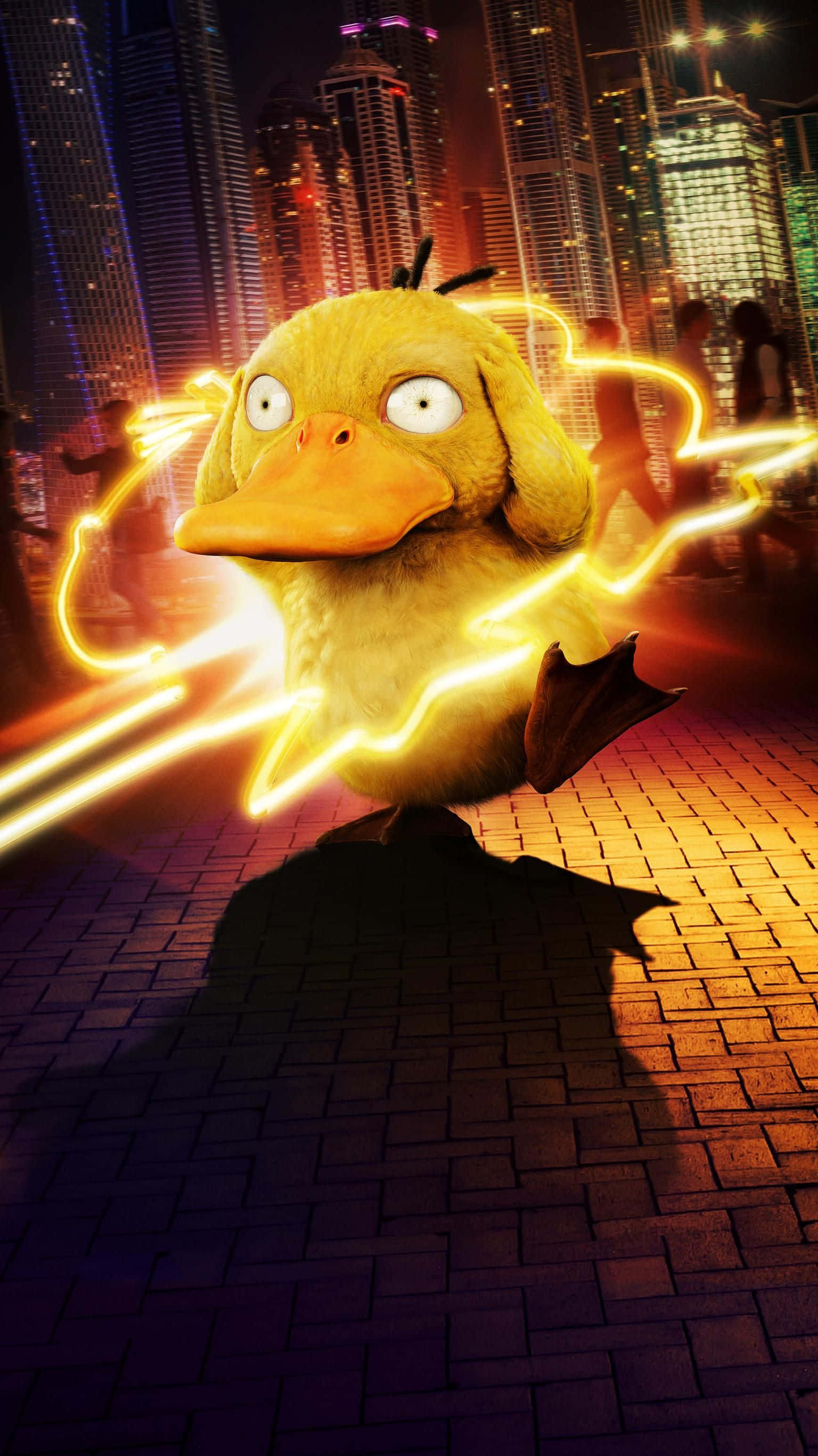 Pokemon Movies 桌布 壁紙 — 一隻帶有電光環的發光黃色鴨子，夜晚站在被高聳摩天大樓環繞的城市街道上。