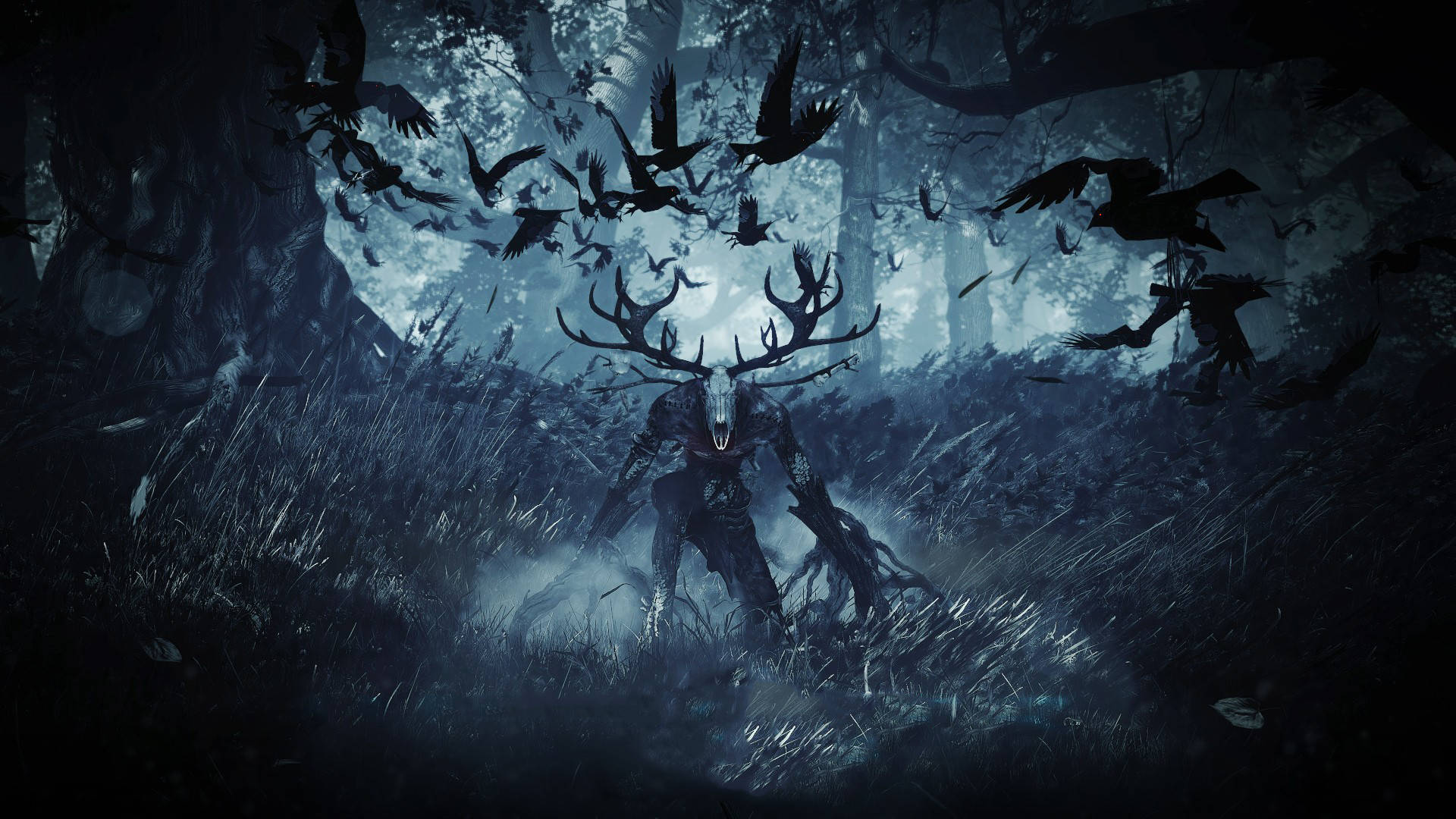 Wendigo 桌布 壁紙 — 一隻帶有鹿角及發光眼睛的黑暗森林生物，站在高草叢中，烏鴉在月光下的天空中成群飛過頭頂。