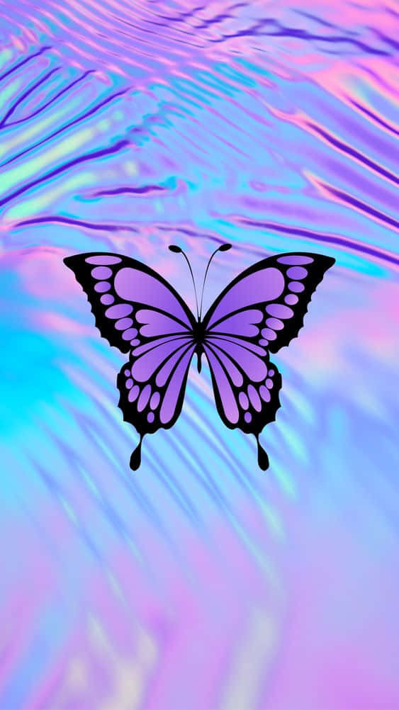 Cool Butterfly 桌布 壁紙 — 一隻帶有黑色輪廓的風格化紫色蝴蝶漂浮在閃爍虹彩的柔和色調水面上。