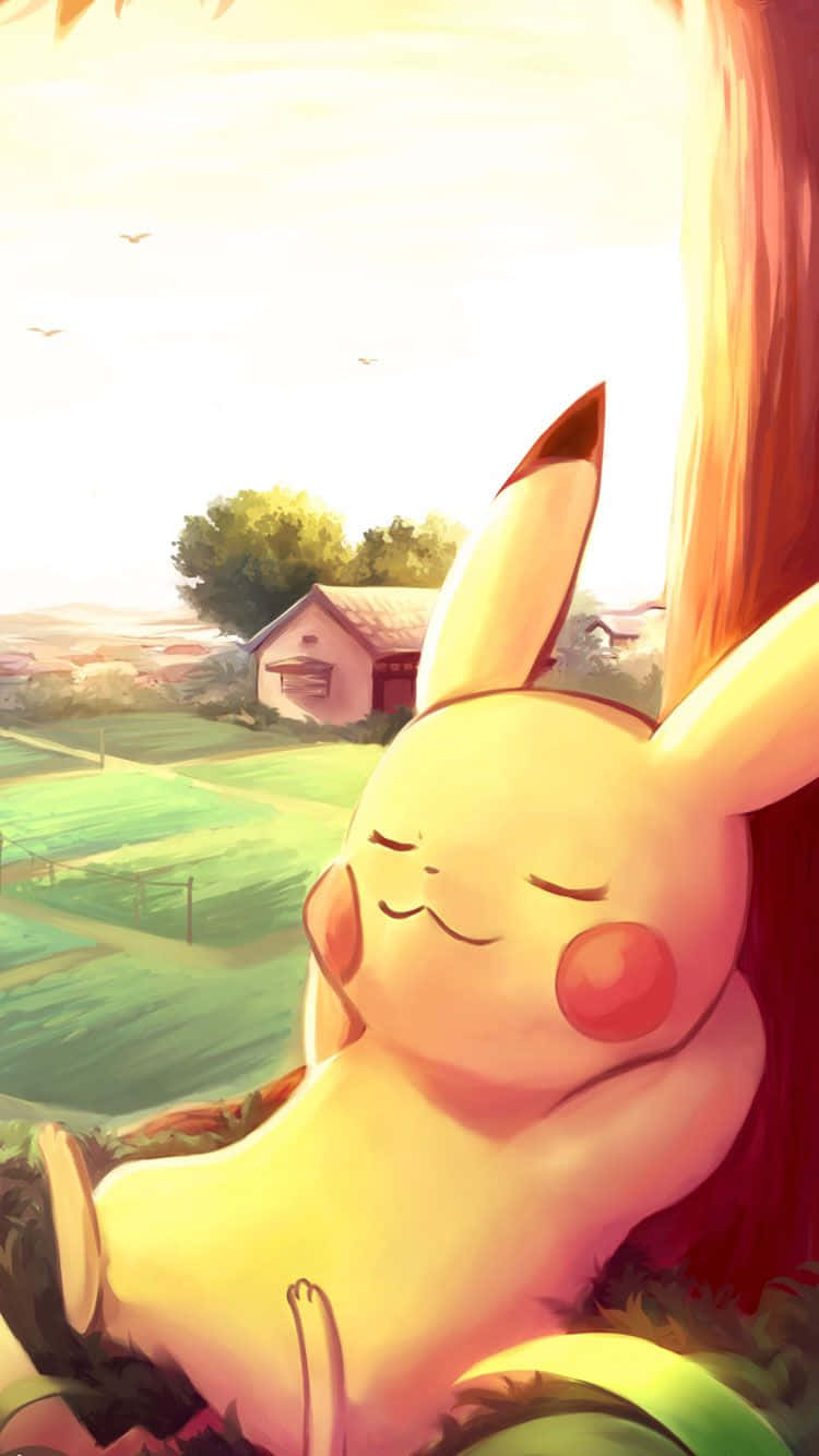 Pokemon Fan Art 桌布 壁紙 — 一隻平靜的皮卡丘靠著樹幹，在陽光明媚的鄉村中休息，遠處有農舍和鳥兒。