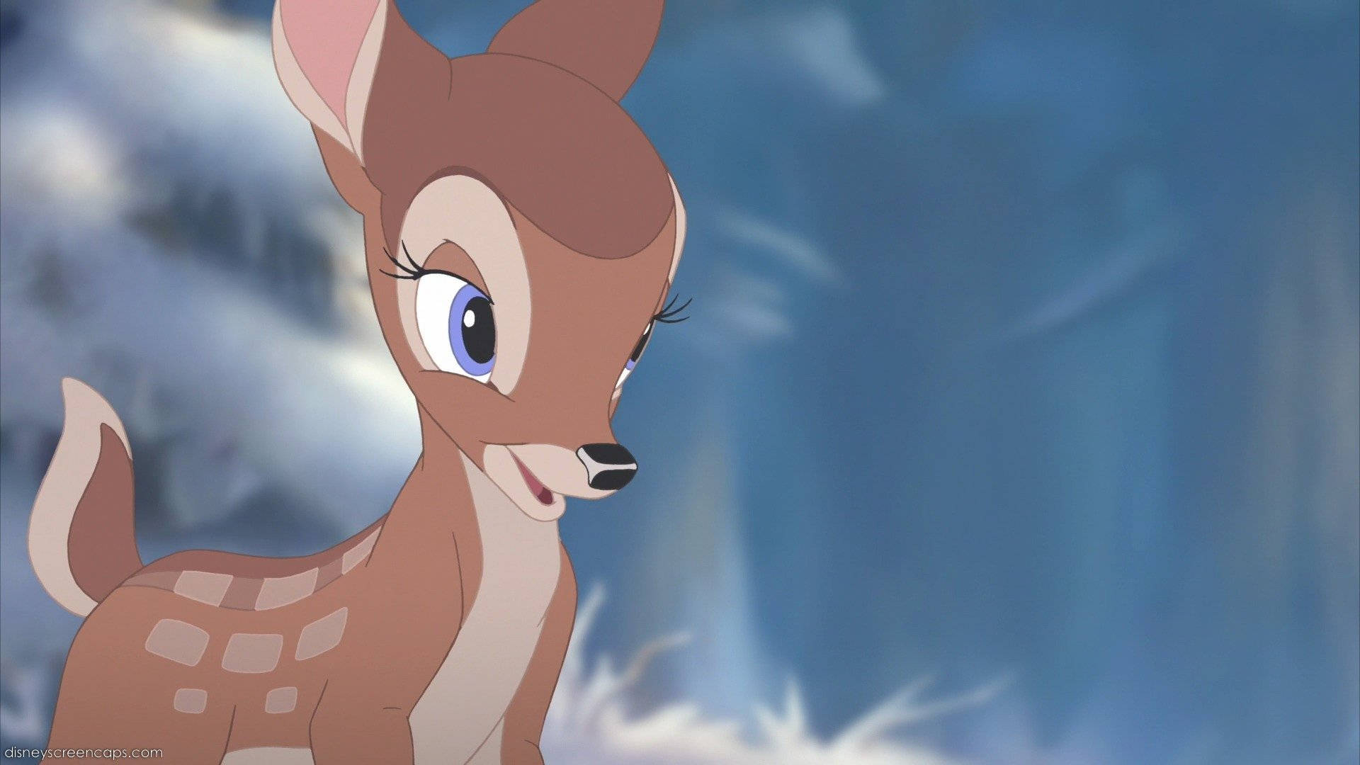 小鹿斑比 桌布 壁紙 — 一隻年輕的動畫鹿，藍色眼睛和斑點皮毛，在柔和的藍色雪地森林背景下向前凝視。