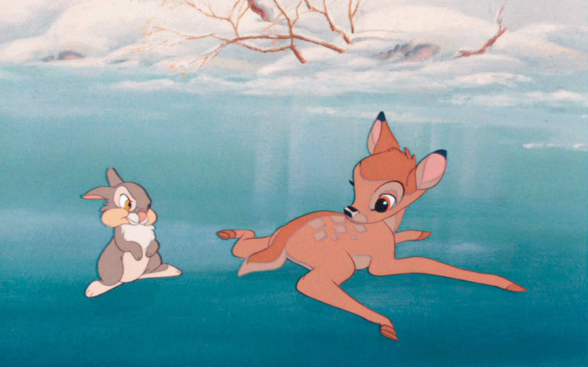 Bambi 桌布 壁紙 — 一隻年輕的鹿和一隻兔子一起站在結冰的湖面上，天空飄雪，頭頂有光禿禿的樹枝。