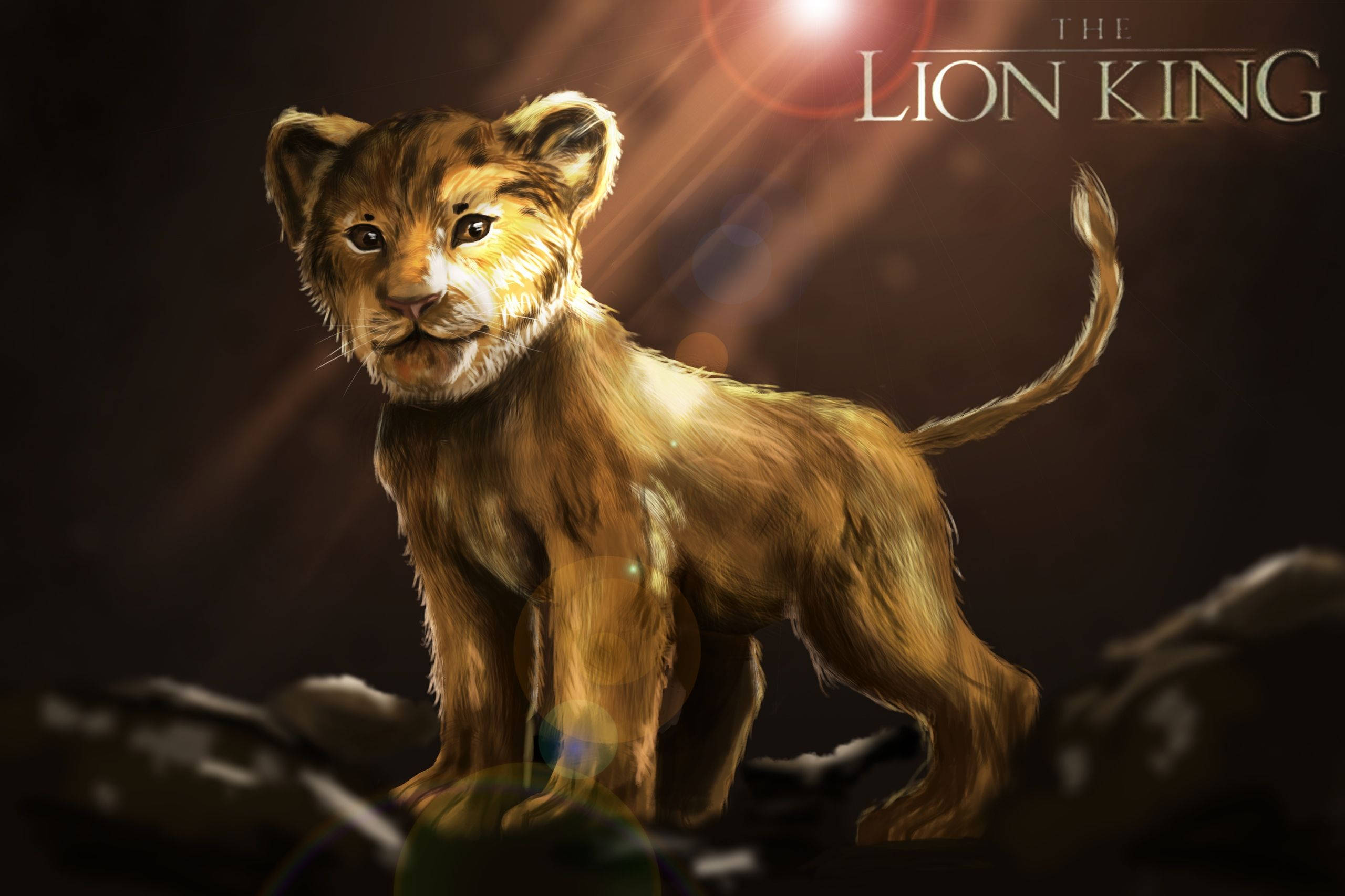 獅子王 桌布 壁紙 — 一隻幼獅站在岩石上，沐浴在溫暖的金色光芒中，上方有「獅子王」標題發光。