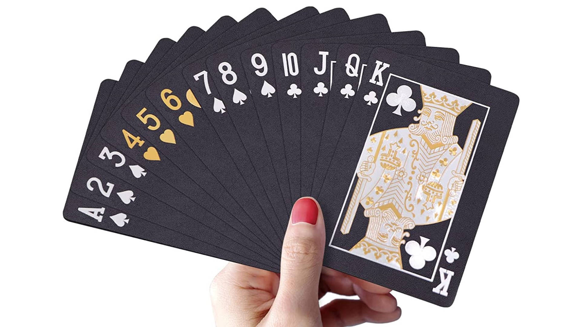 Playing Cards 桌布 壁紙 — 一隻張開的手，拿著黑色撲克牌，牌面有金色和白色的花色，背景為白色。