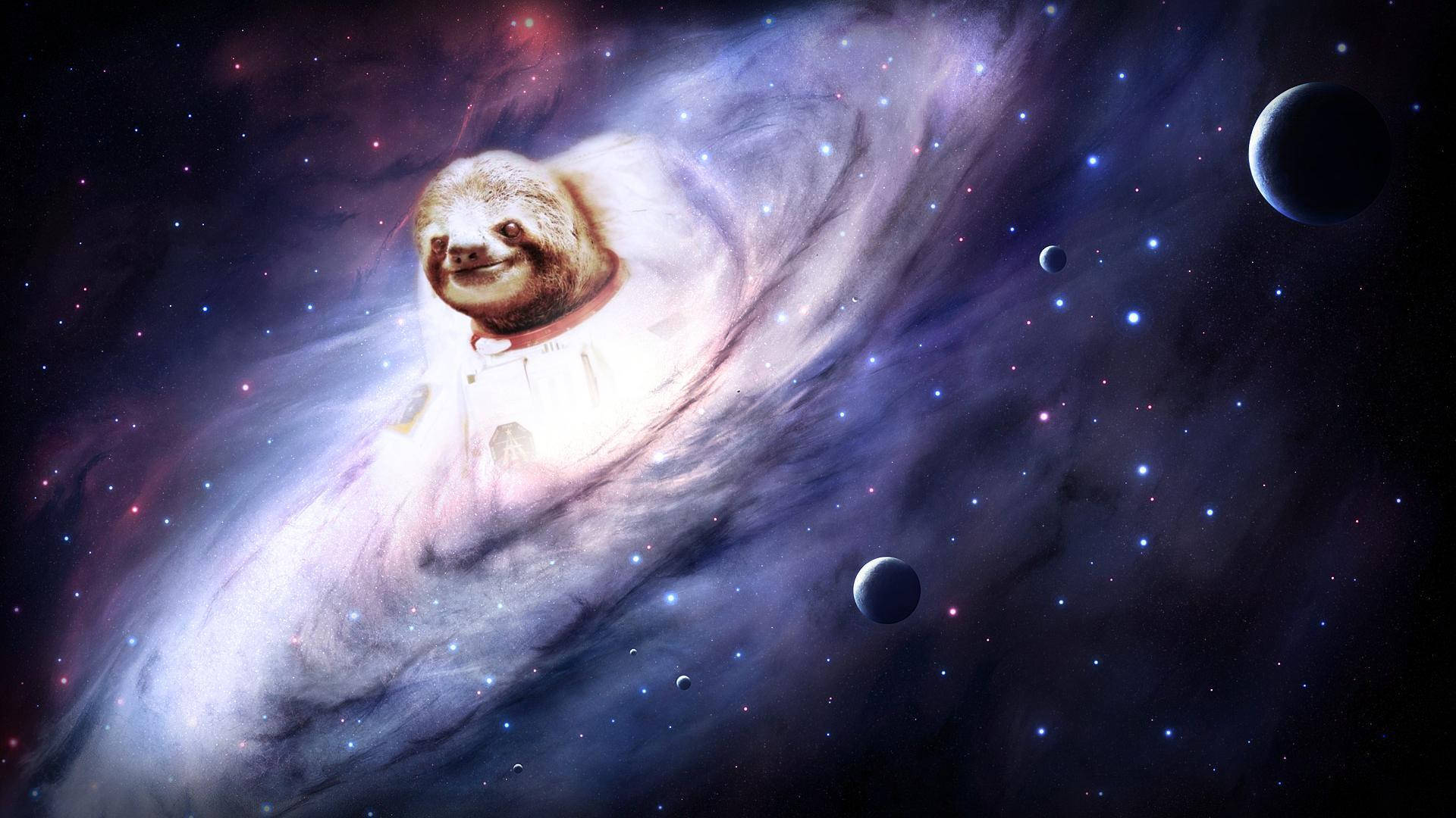 樹懶 桌布 壁紙 — 一隻微笑的樹懶在旋轉的宇宙星雲中平靜地漂浮，周圍是遙遠的行星和閃爍的星星。