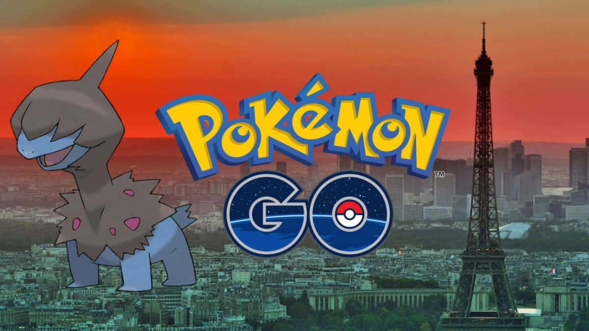 Pokemon Aesthetic 桌布 壁紙 — 一隻微笑的路卡利歐站在 Pokémon GO 標誌前，背景是巴黎日落與艾菲爾鐵塔。