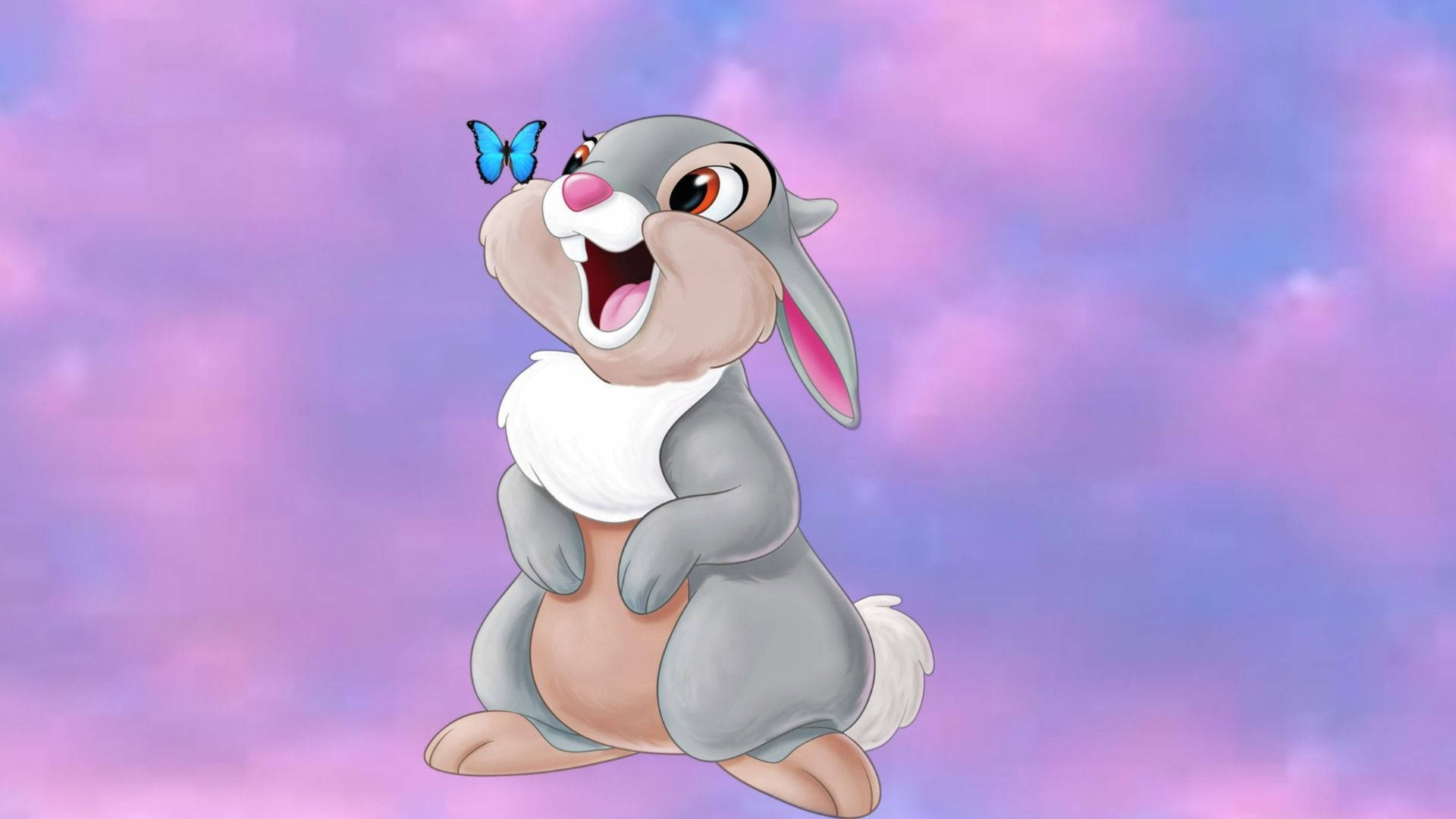 Thumper 桌布 壁紙 — 一隻快樂的動畫兔子，鼻子上有一隻藍色蝴蝶，在柔和的紫色和粉紅色天空下微笑。