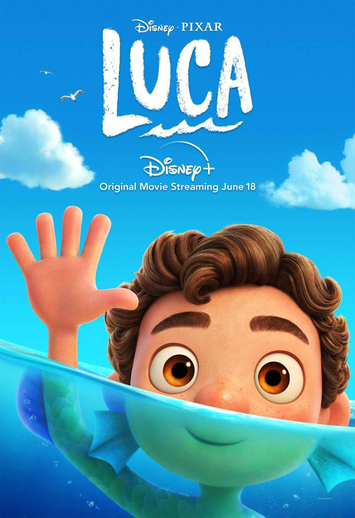 Pixar Luca 桌布 壁紙 — 一隻快樂的動畫海洋生物，棕色頭髮和橙色眼睛，在藍天白雲背景下從水下揮手。