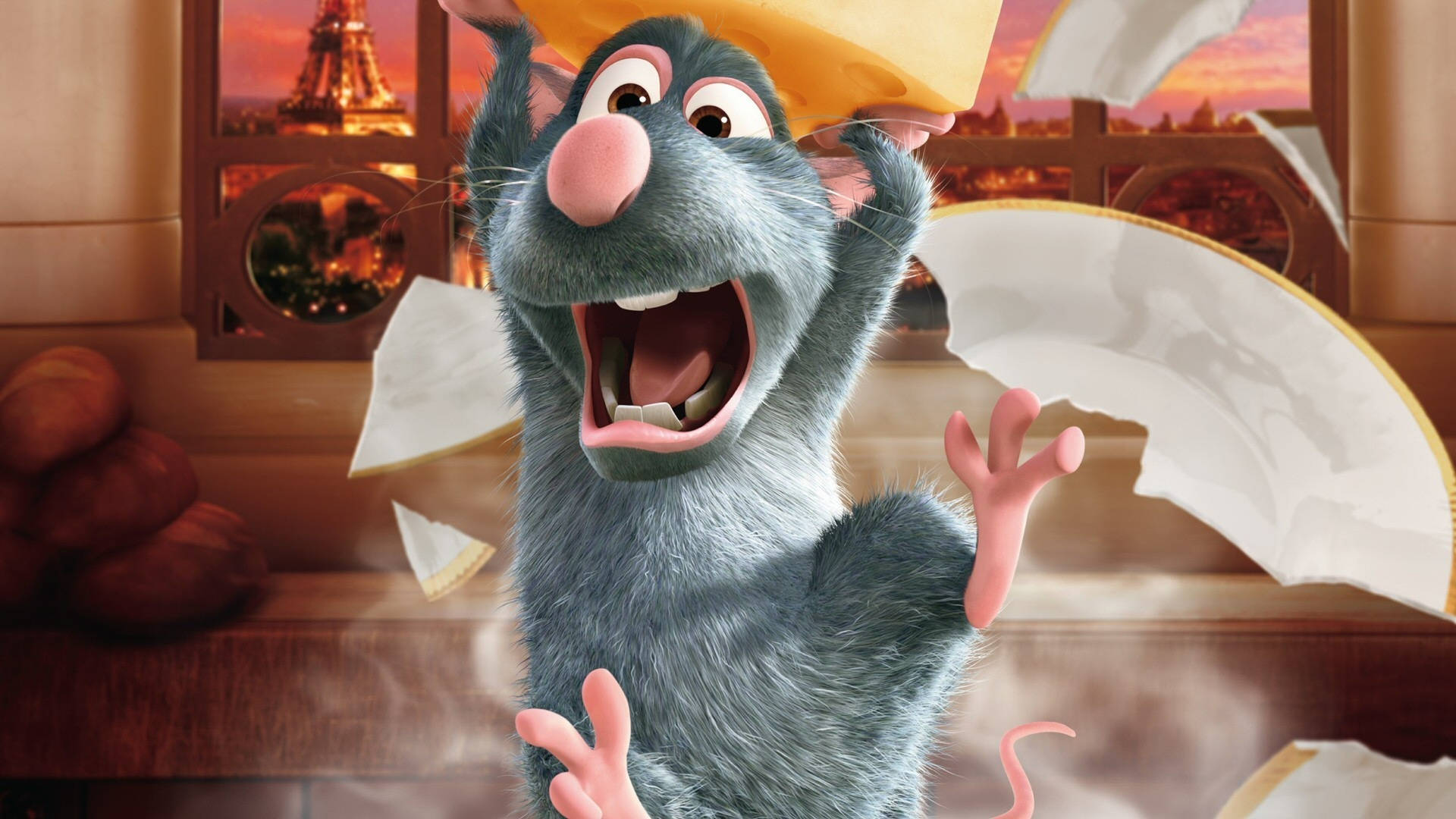 Ratatouille 桌布 壁紙 — 一隻快樂的動畫老鼠在巴黎風格的廚房裡，拿著一個巨大的起司輪慶祝，周圍紙張飛舞。