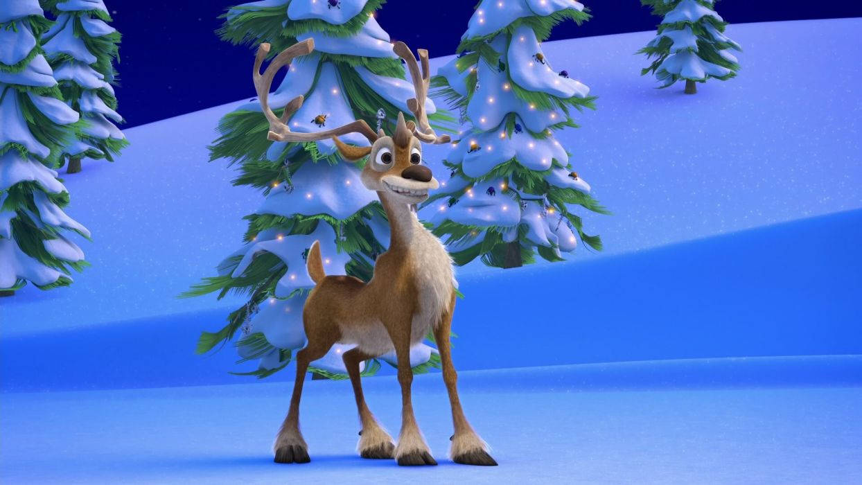 Christmas Movie 桌布 壁紙 — 一隻快樂的動畫馴鹿站在白雪覆蓋的冬季森林中，發光的松樹在深藍色的天空下。