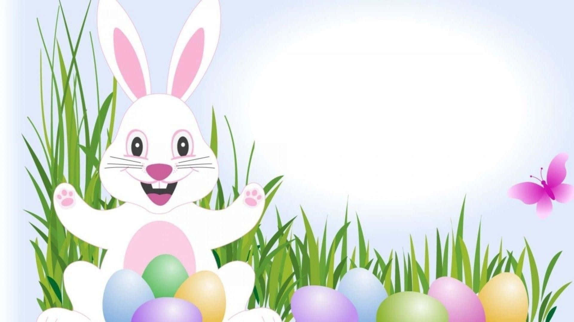 Easter Bunny 桌布 壁紙 — 一隻快樂的卡通復活節兔子在綠色草地上微笑，周圍有彩色蛋和粉紅色蝴蝶。