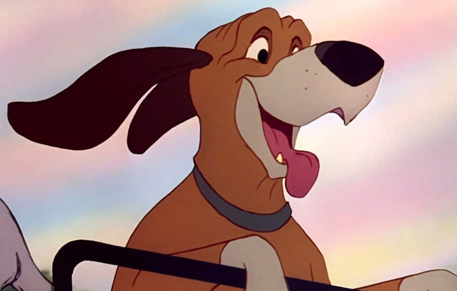 the fox and the hound 桌布 壁紙 — 一隻快樂的卡通獵犬，有著下垂的耳朵和燦爛的笑容，沐浴在粉彩色的日落天空中。