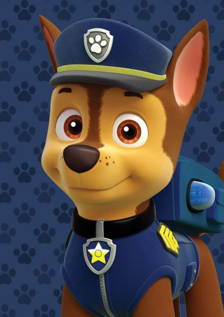 Chase Paw Patrol 桌布 壁紙 — 一隻快樂的卡通警犬，有著大大的棕色眼睛和藍色制服，在爪印背景前微笑。