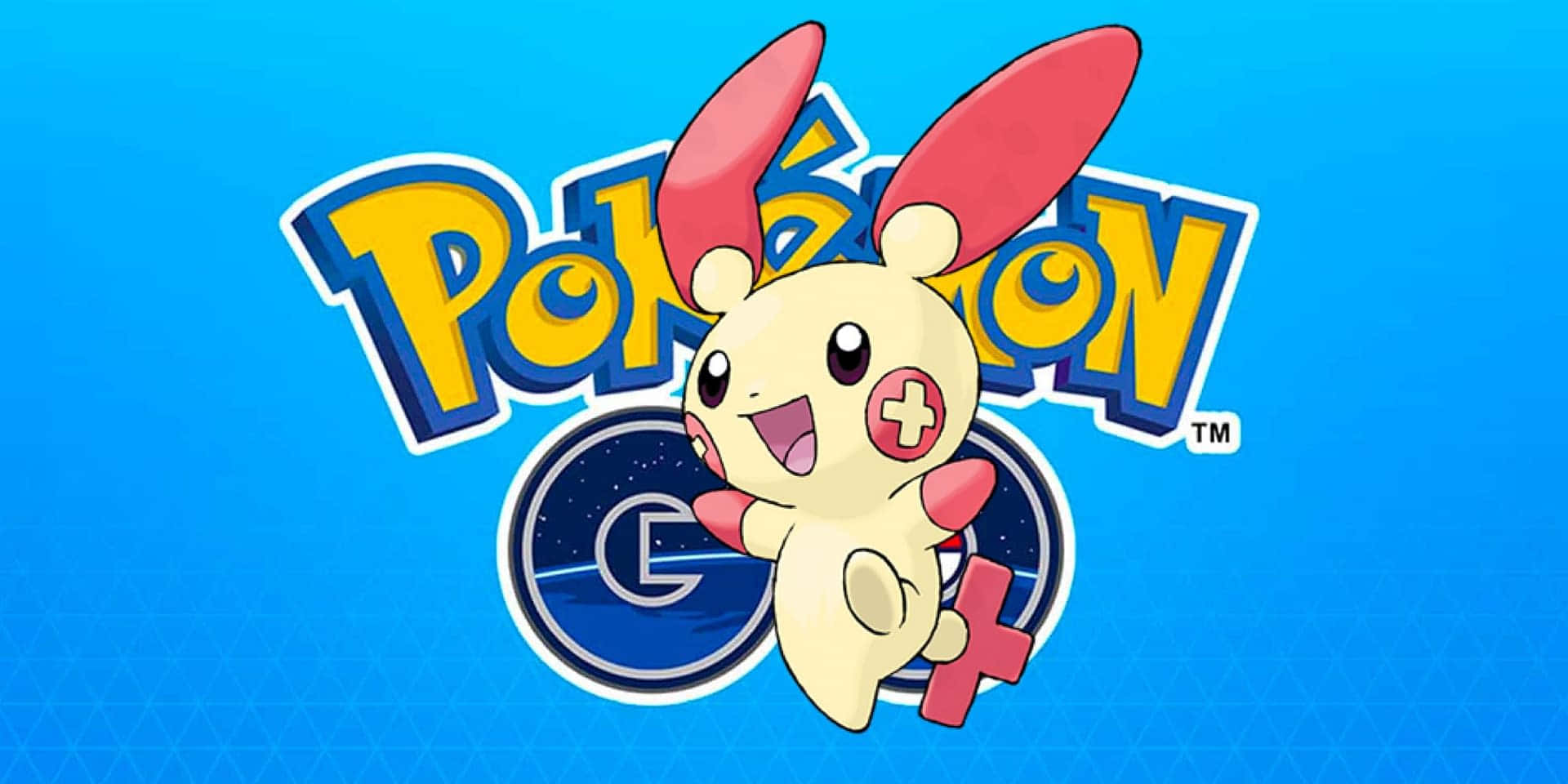 Plusle 桌布 壁紙 — 一隻快樂的奶油色寶可夢，有紅色耳朵和臉頰上的紅色十字，站在Pokémon GO標誌前，背景是明亮的藍色。