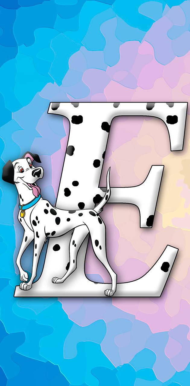 E 桌布 壁紙 — 一隻快樂的斑點狗站在一個大的斑點字母E旁邊，背景是充滿活力的藍色和粉紅色抽象背景。