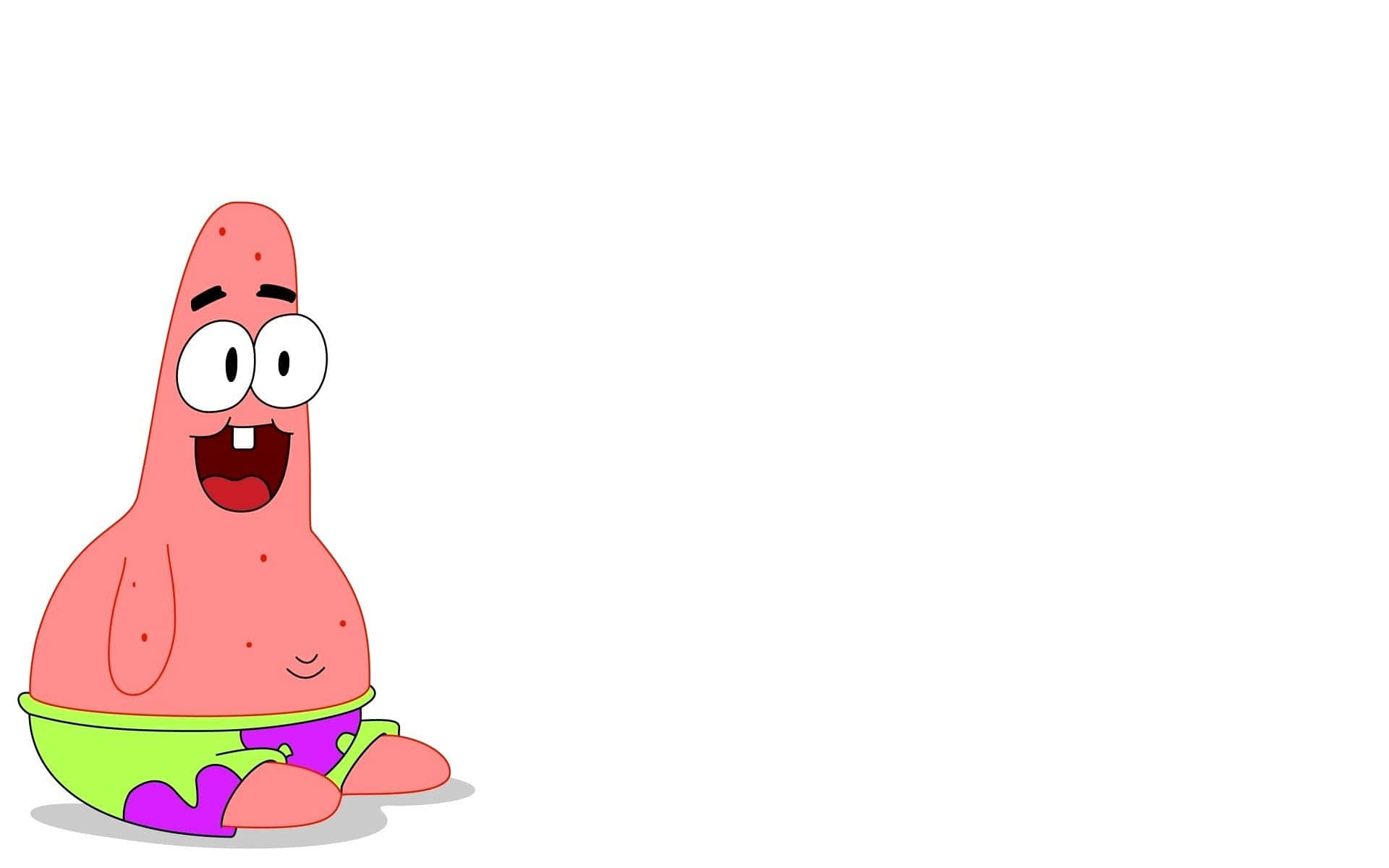 Funny Patrick 桌布 壁紙 — 一隻快樂的粉紅色卡通海星，有大眼睛和寬闊的笑容，坐在白色背景上，穿著綠色和紫色的短褲。