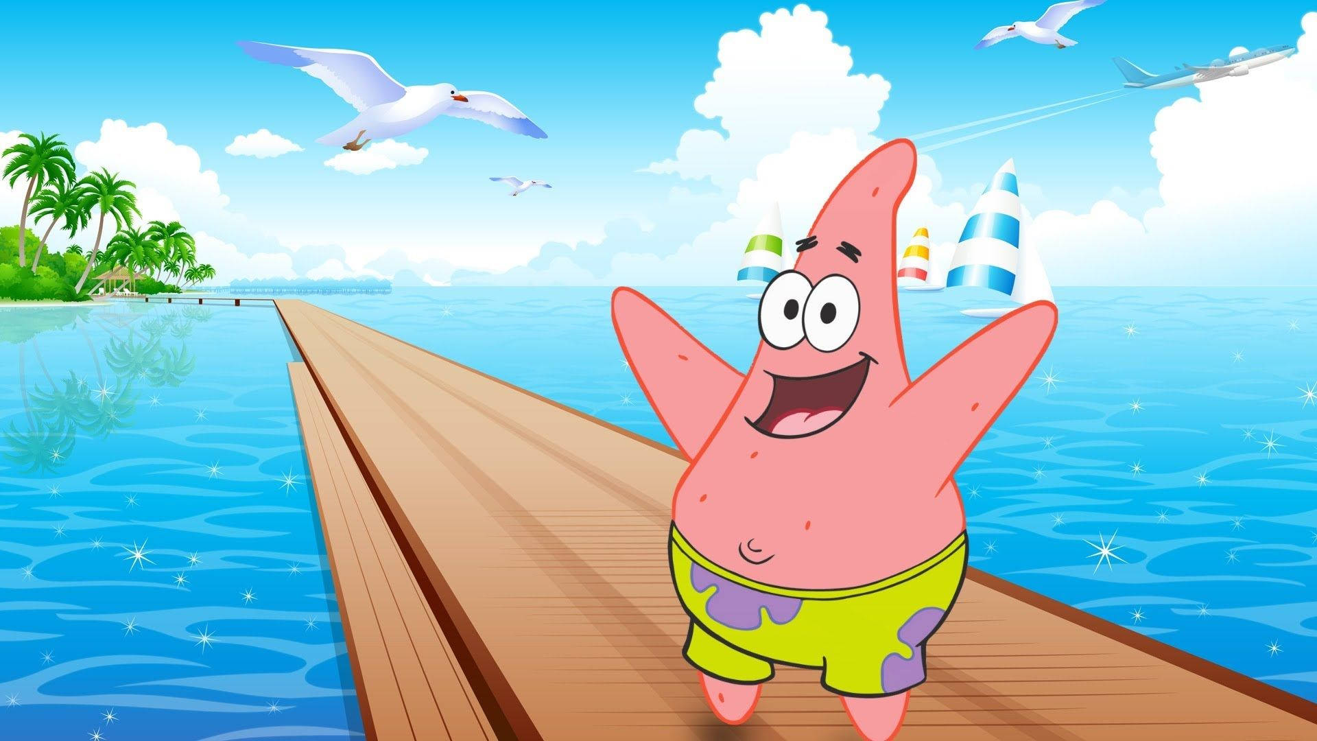 Patrick 桌布 壁紙 — 一隻快樂的粉紅色海星穿著綠色短褲，愉快地站在木製碼頭上，俯瞰著閃閃發光的藍色海水，海上有帆船和海鷗，天空明亮。