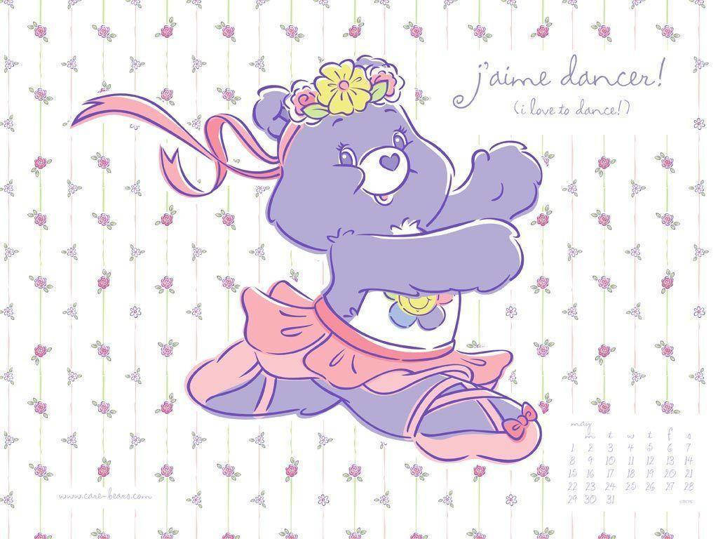 Cartoon 桌布 壁紙 — 一隻快樂的紫色Care Bear穿著粉紅色芭蕾舞服裝，在花卉壁紙背景前歡快地跳舞。